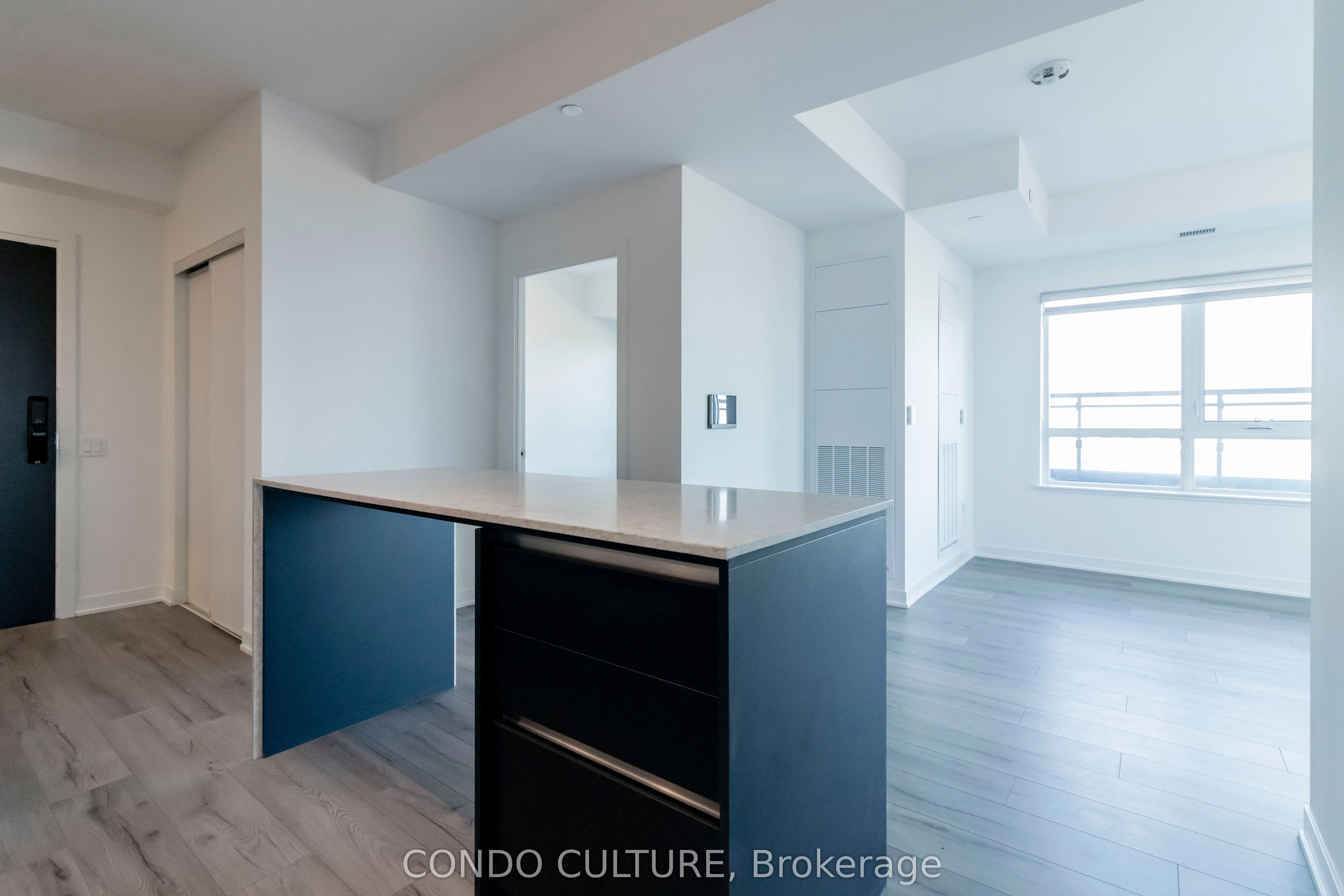 395 Dundas Street W, #608