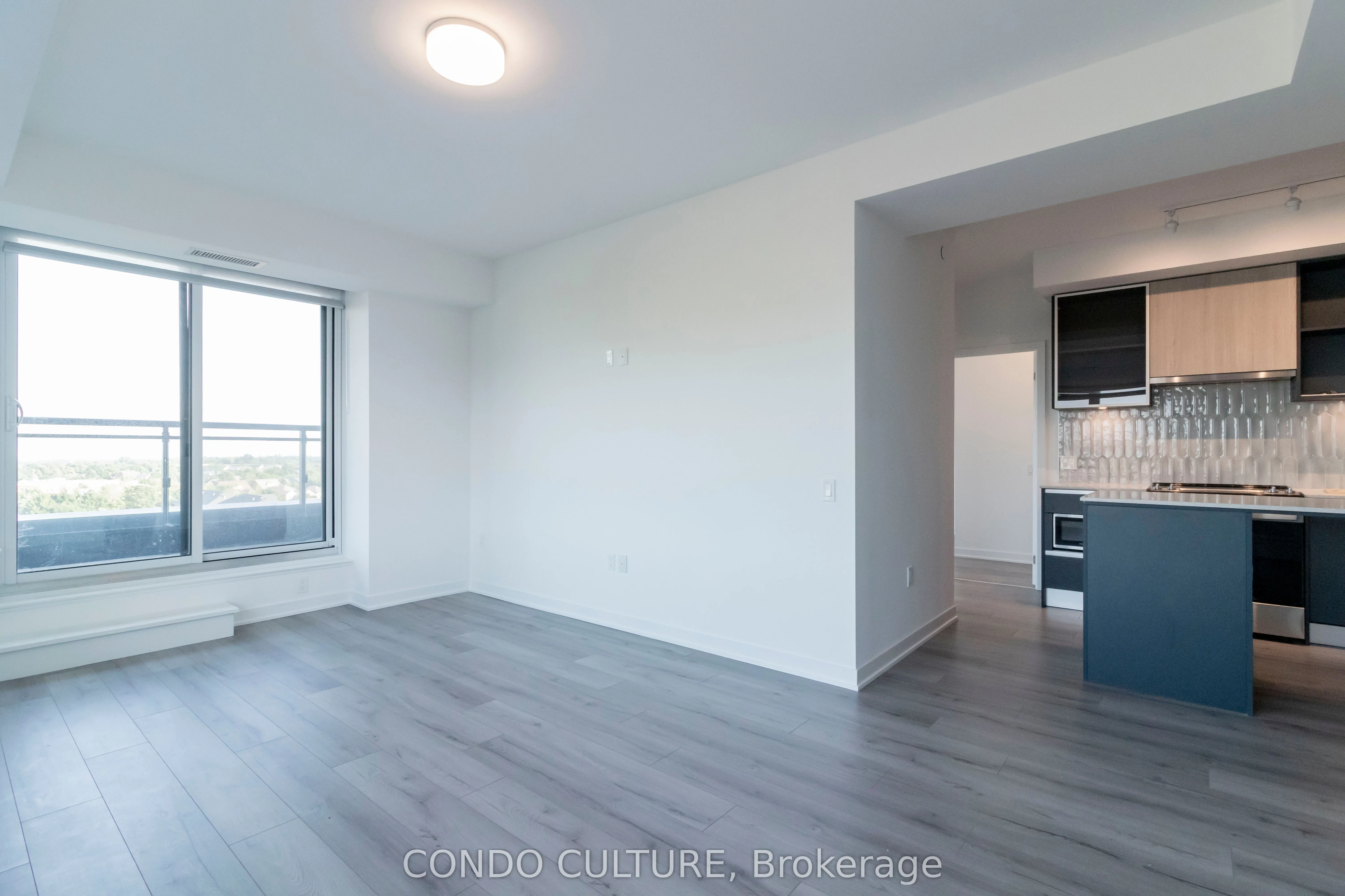 395 Dundas Street W, #608