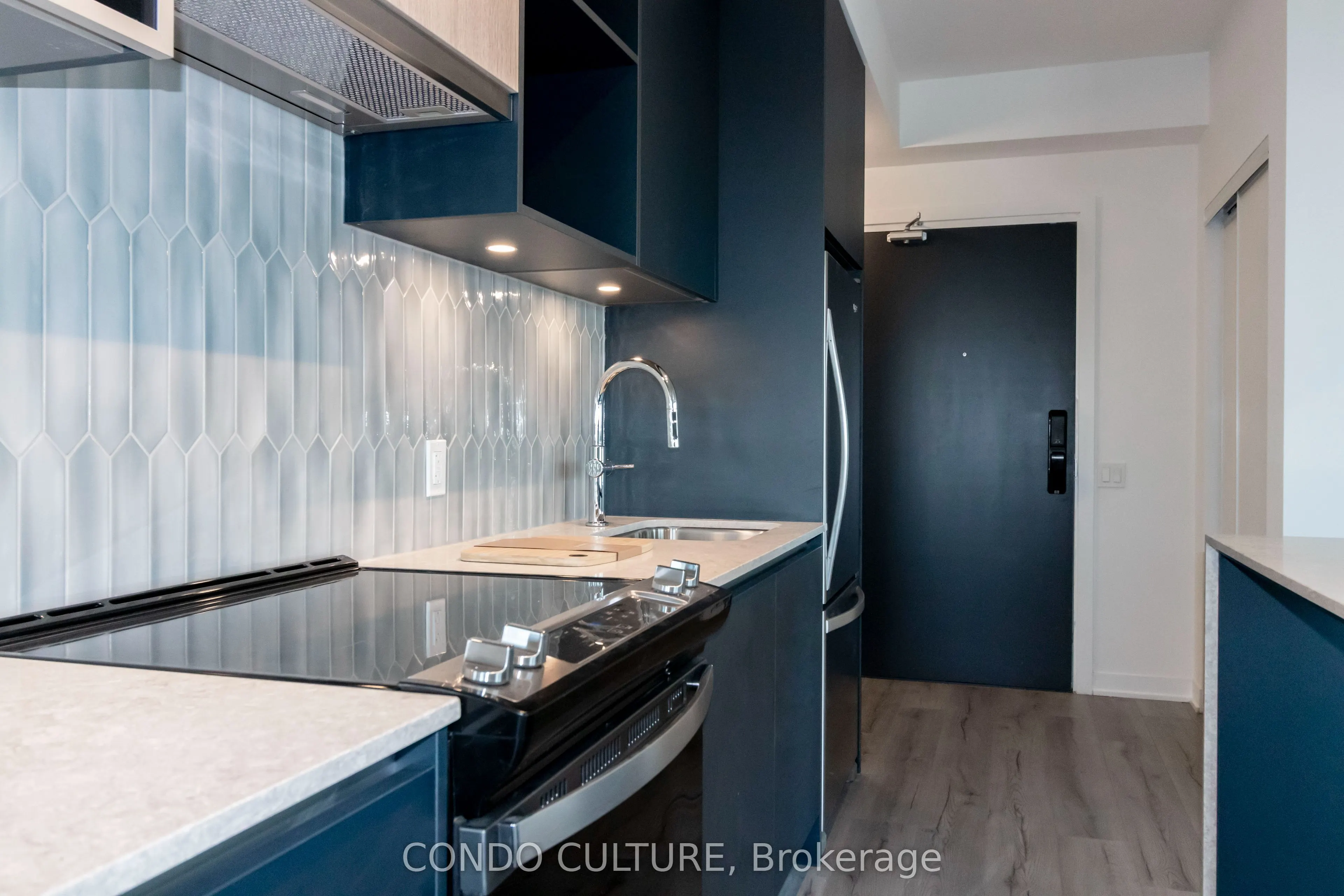 395 Dundas Street W, #608