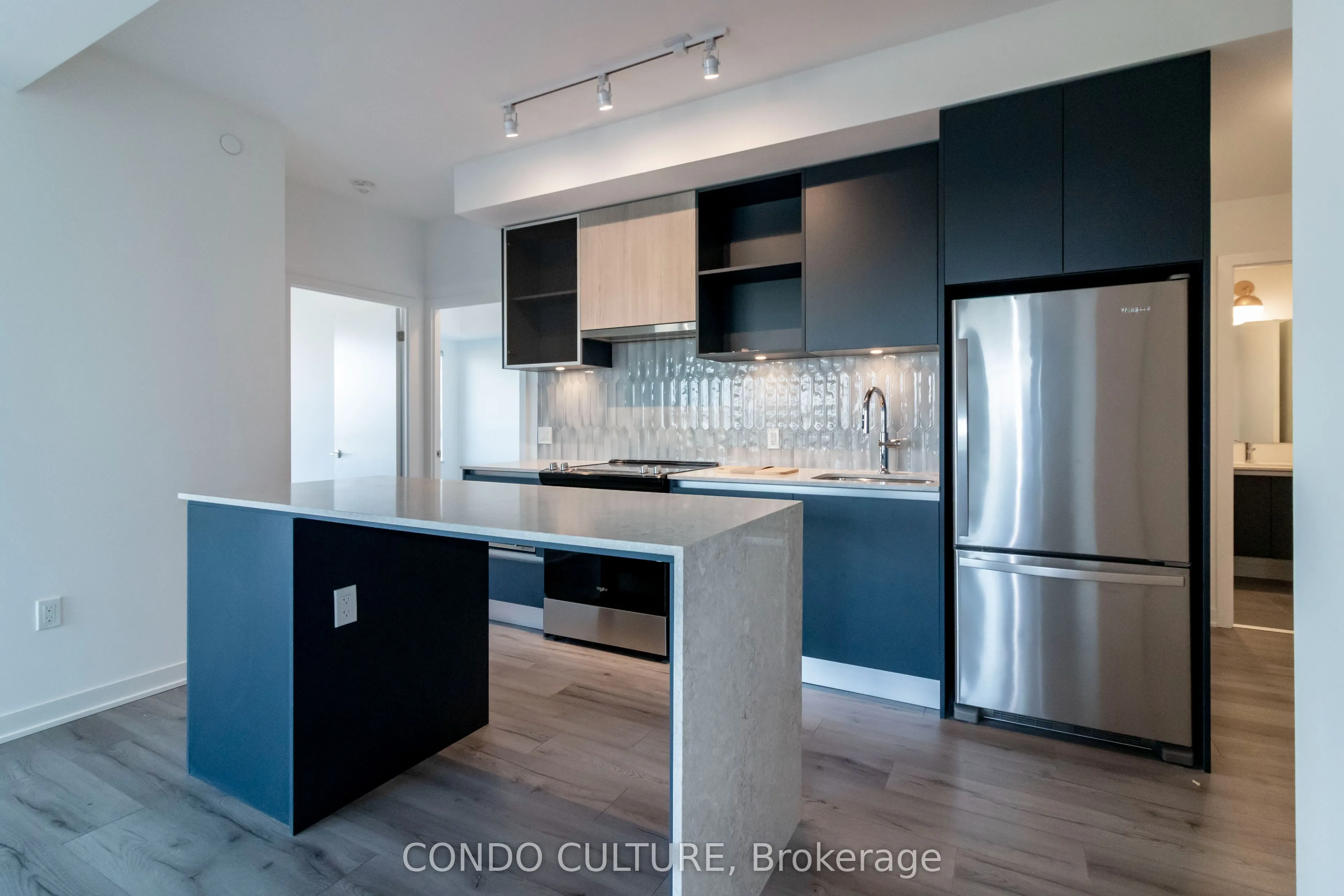 395 Dundas Street W, #608