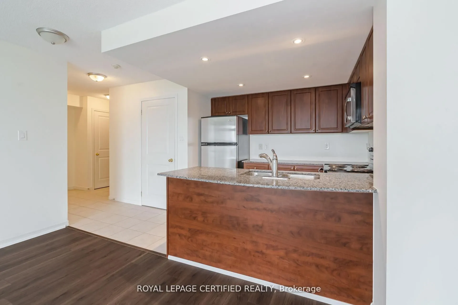 9 George Street N, #813