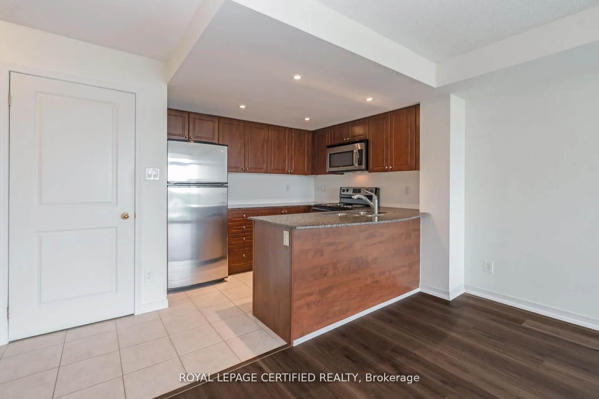 9 George Street N, #813