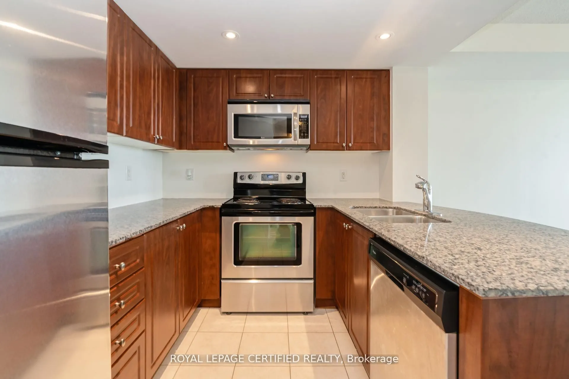 9 George Street N, #813