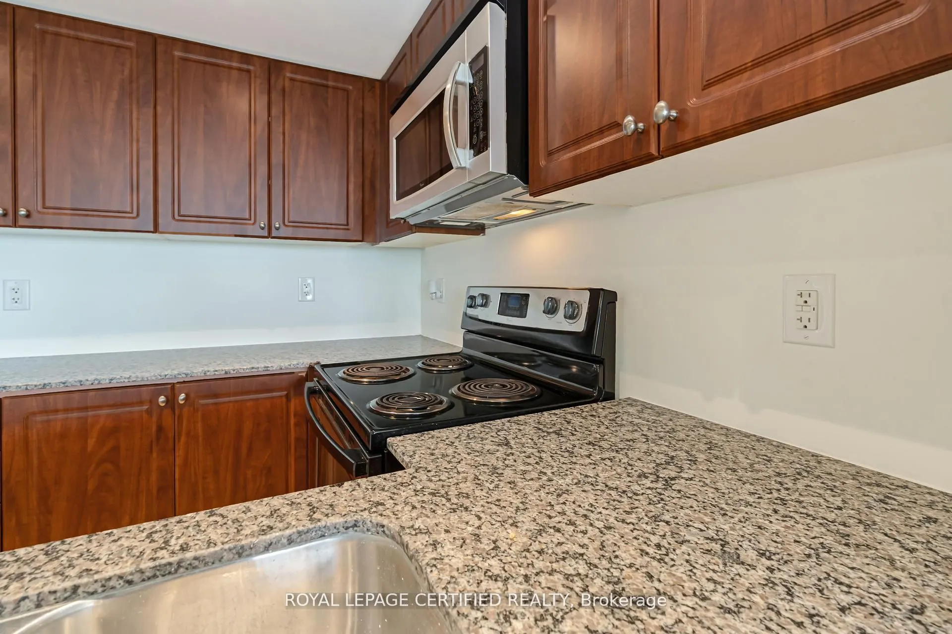 9 George Street N, #813