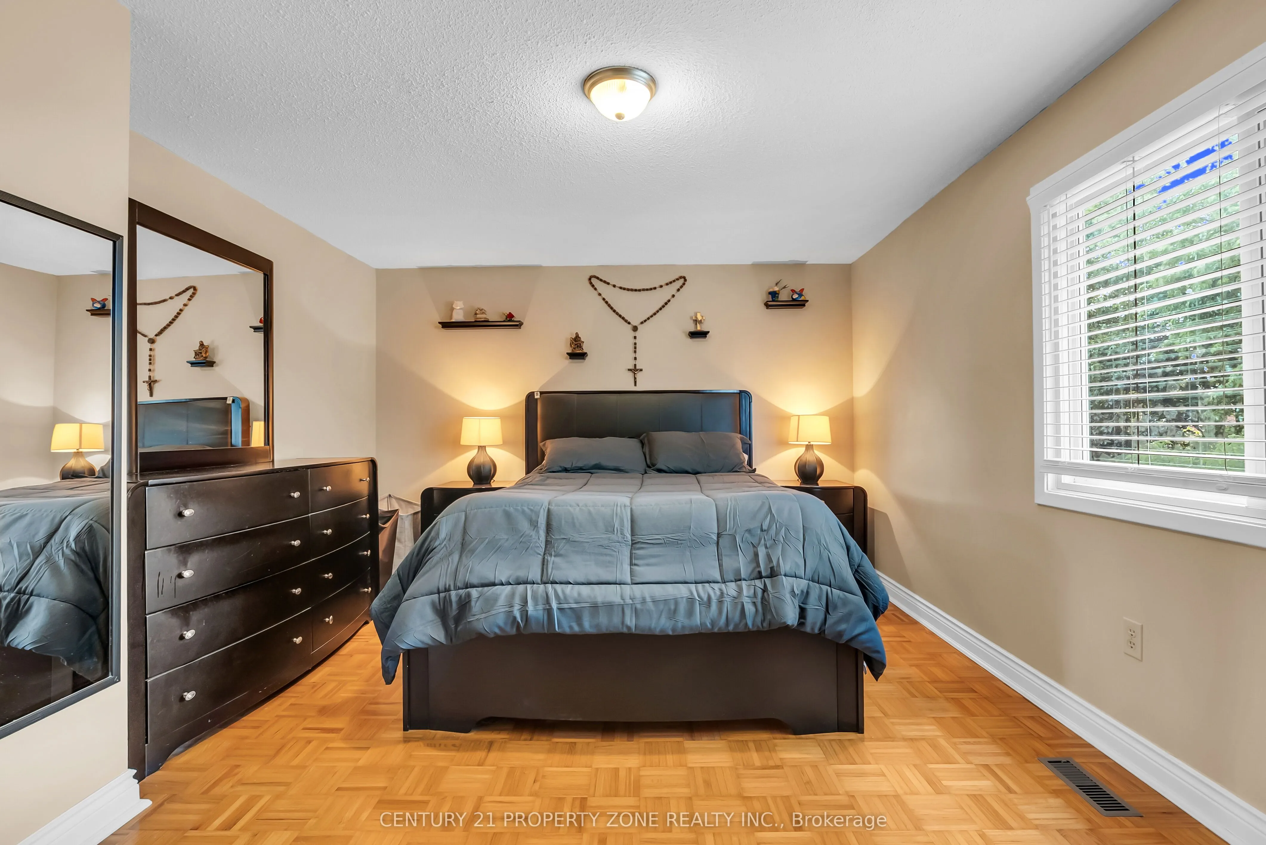 4265 Lingfield Crescent