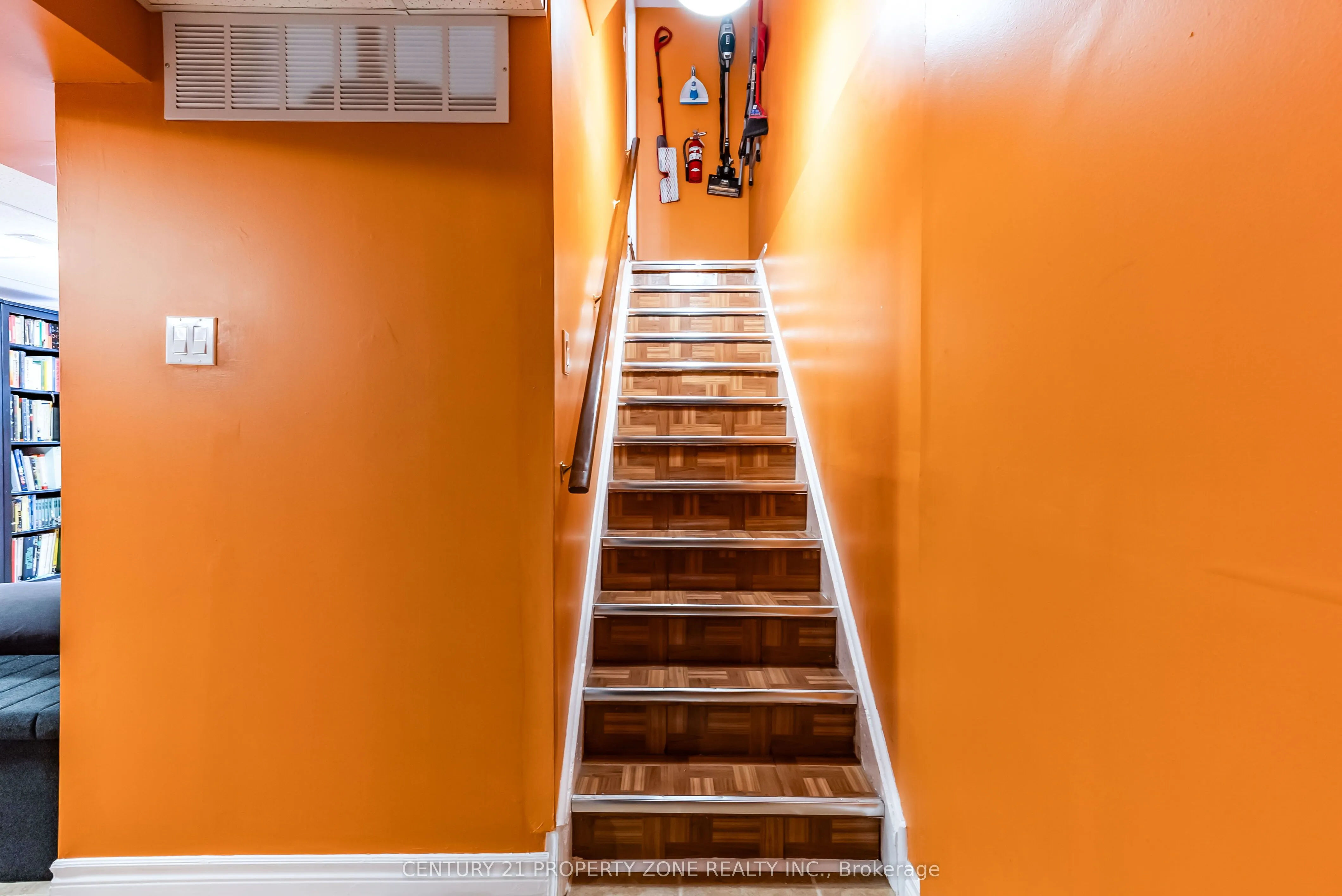 4265 Lingfield Crescent