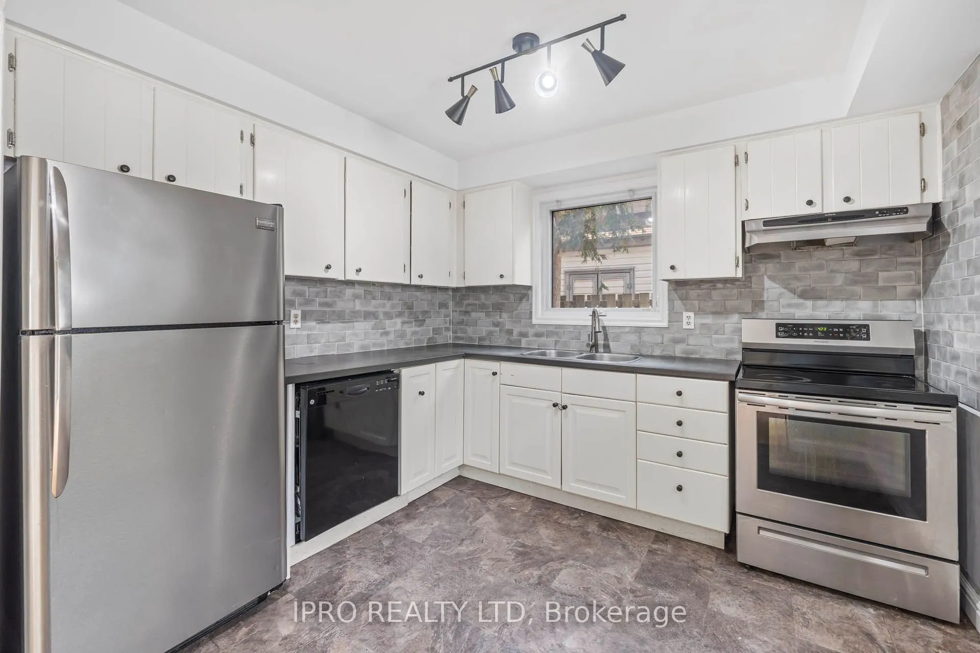 35 Barrington Crescent W