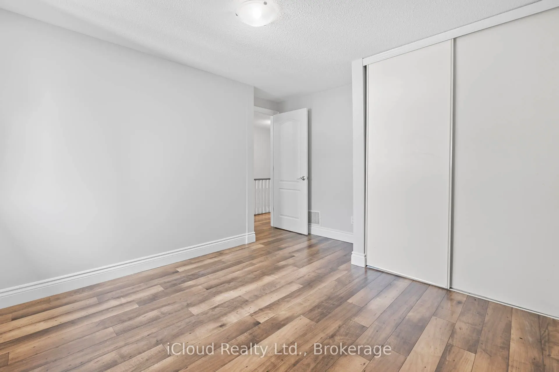 35 Barrington Crescent W