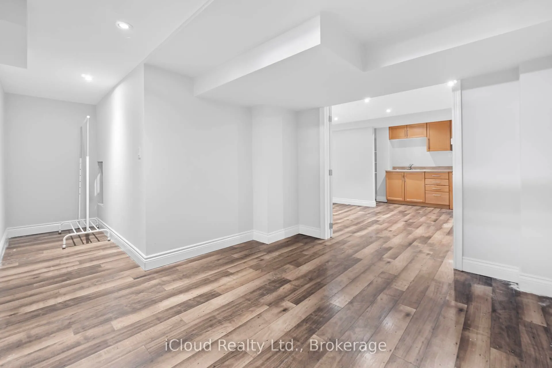 35 Barrington Crescent W