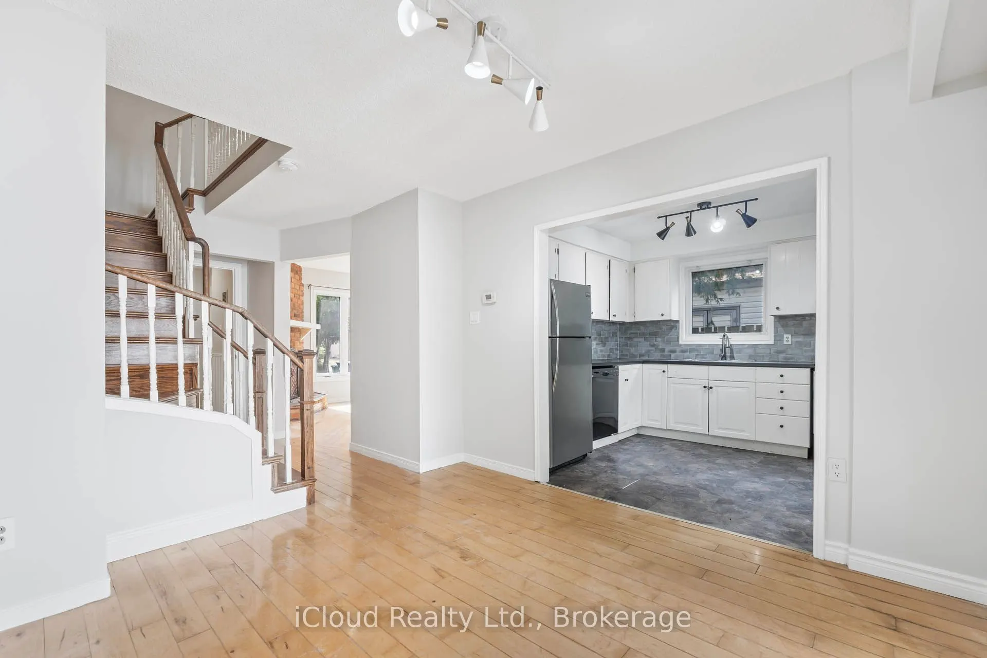 35 Barrington Crescent W