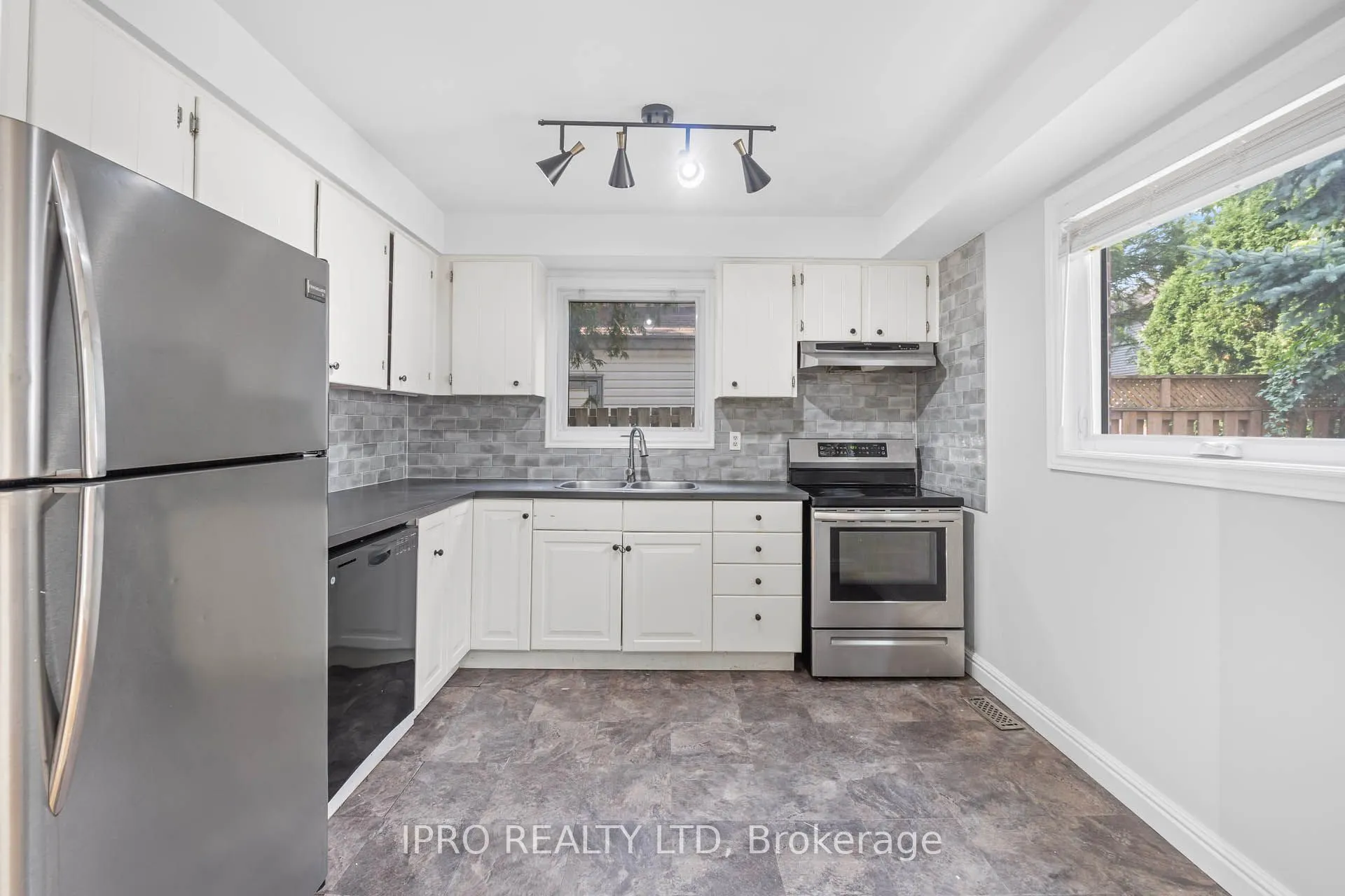 35 Barrington Crescent W