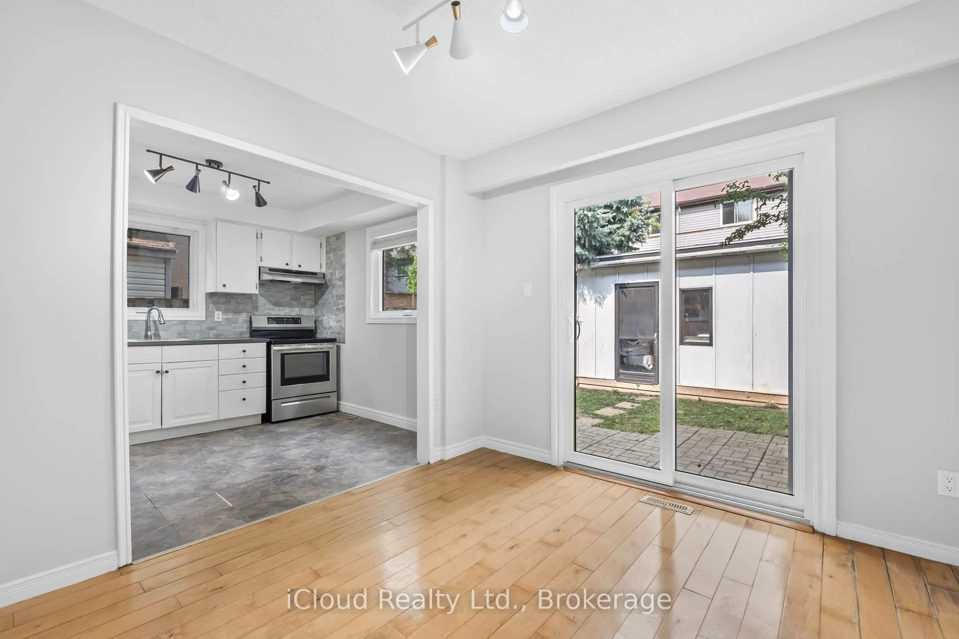 35 Barrington Crescent W