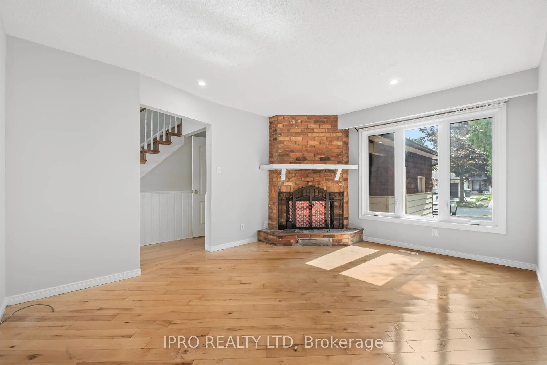 35 Barrington Crescent W