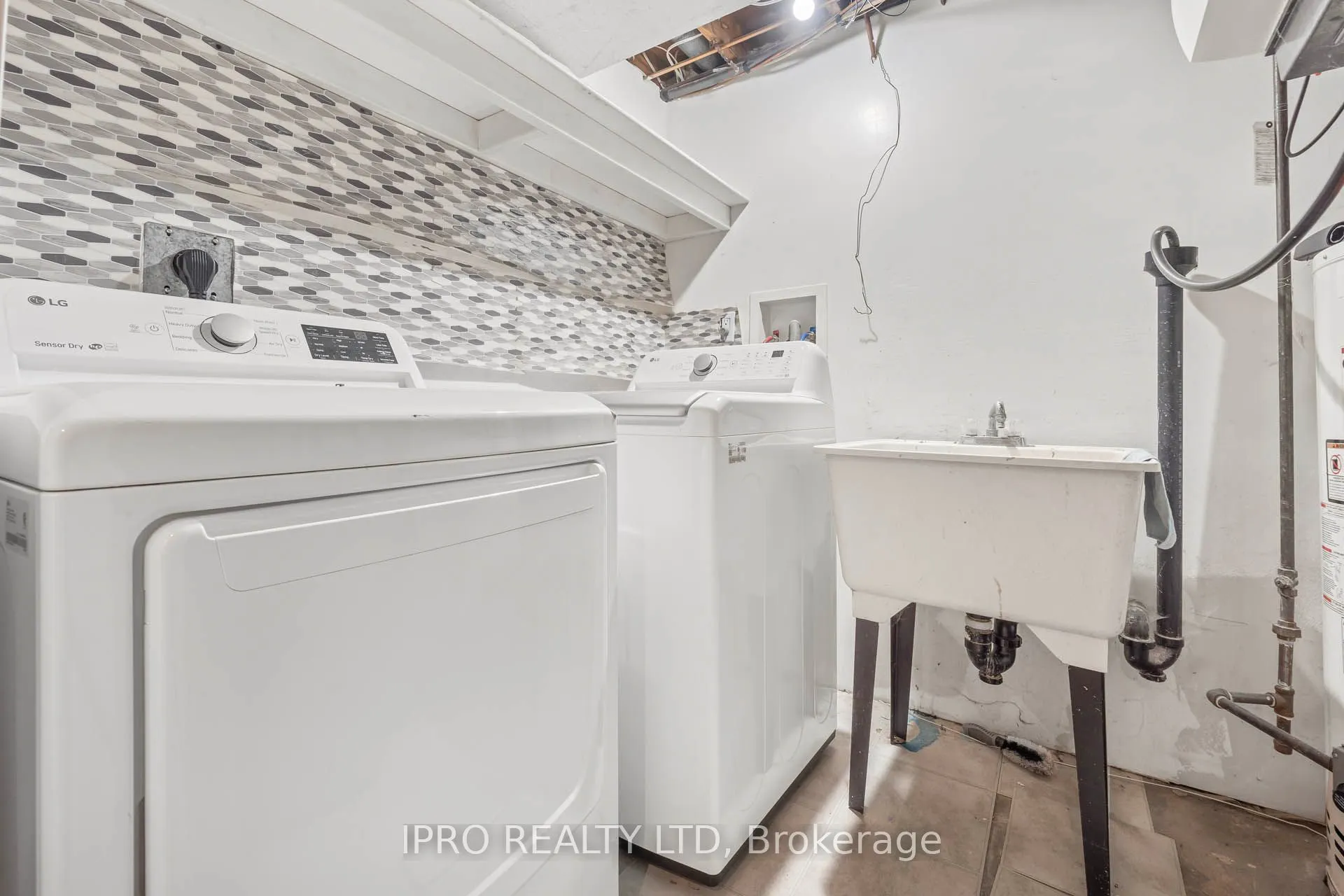 35 Barrington Crescent W