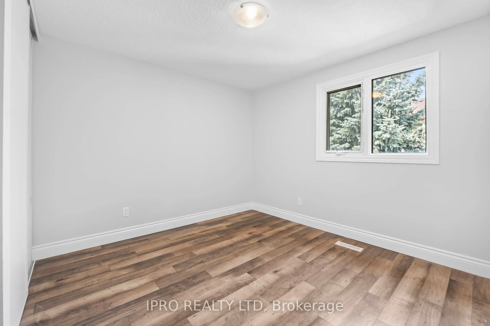 35 Barrington Crescent W