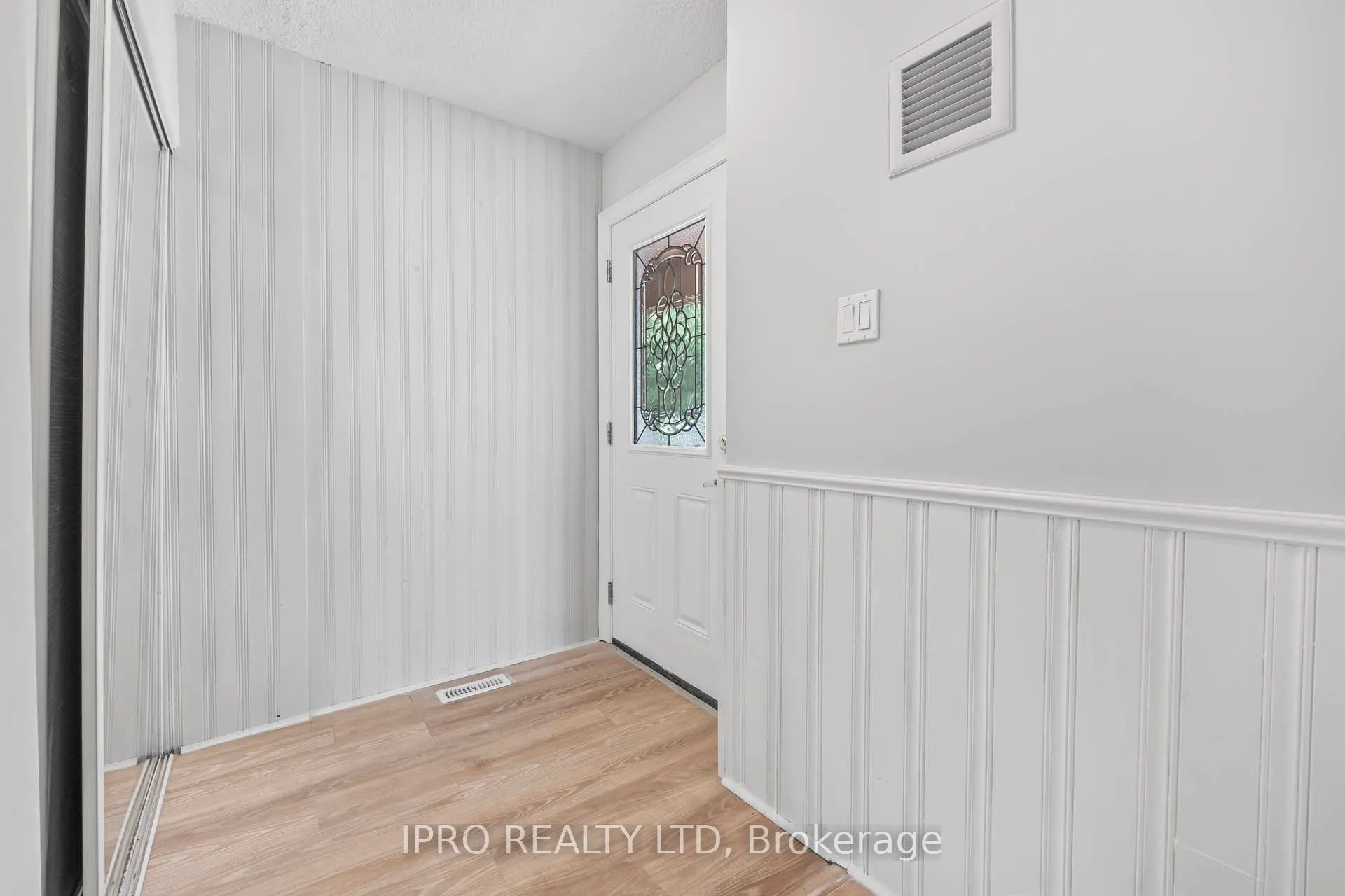 35 Barrington Crescent W