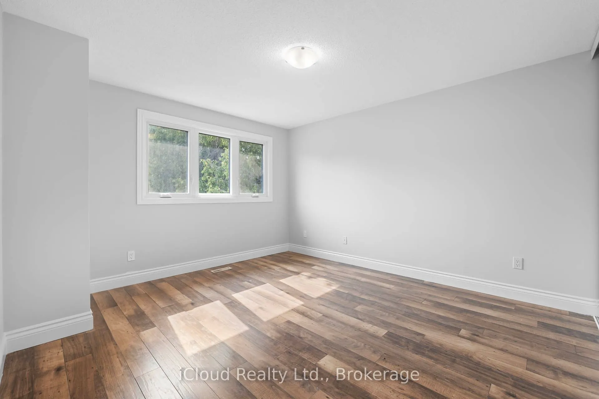 35 Barrington Crescent W