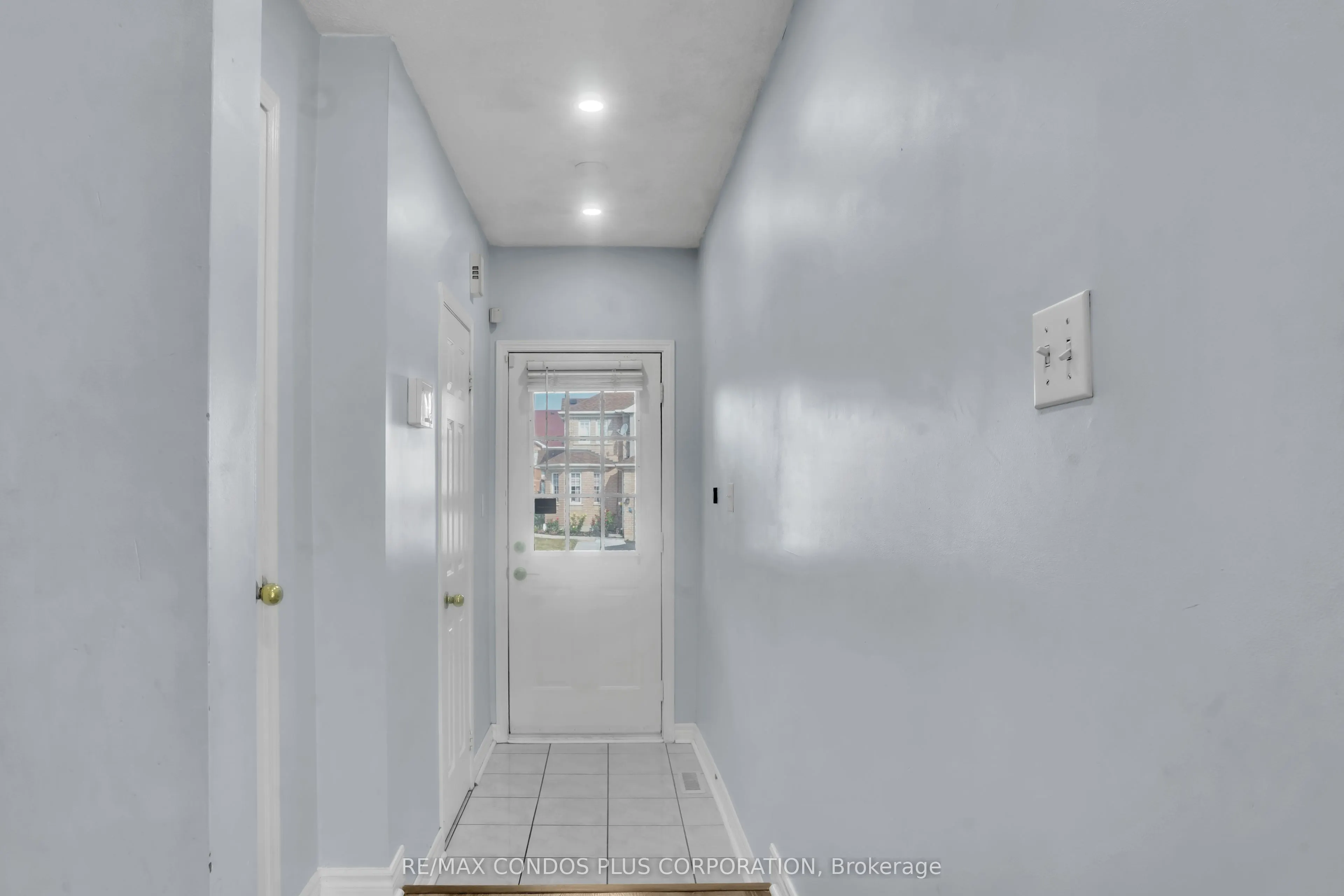 60 Twin Pines Crescent, #UPPER