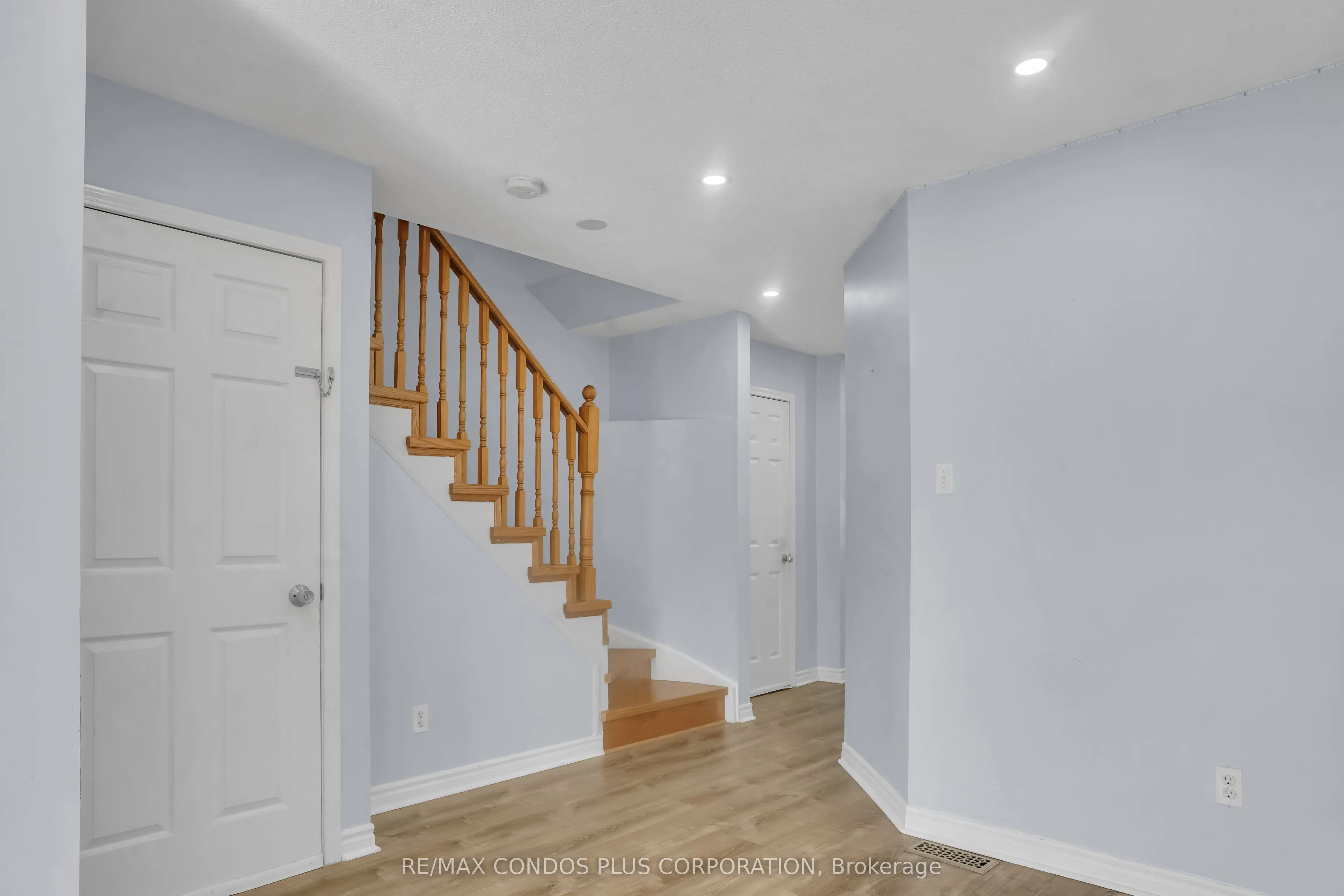 60 Twin Pines Crescent, #UPPER