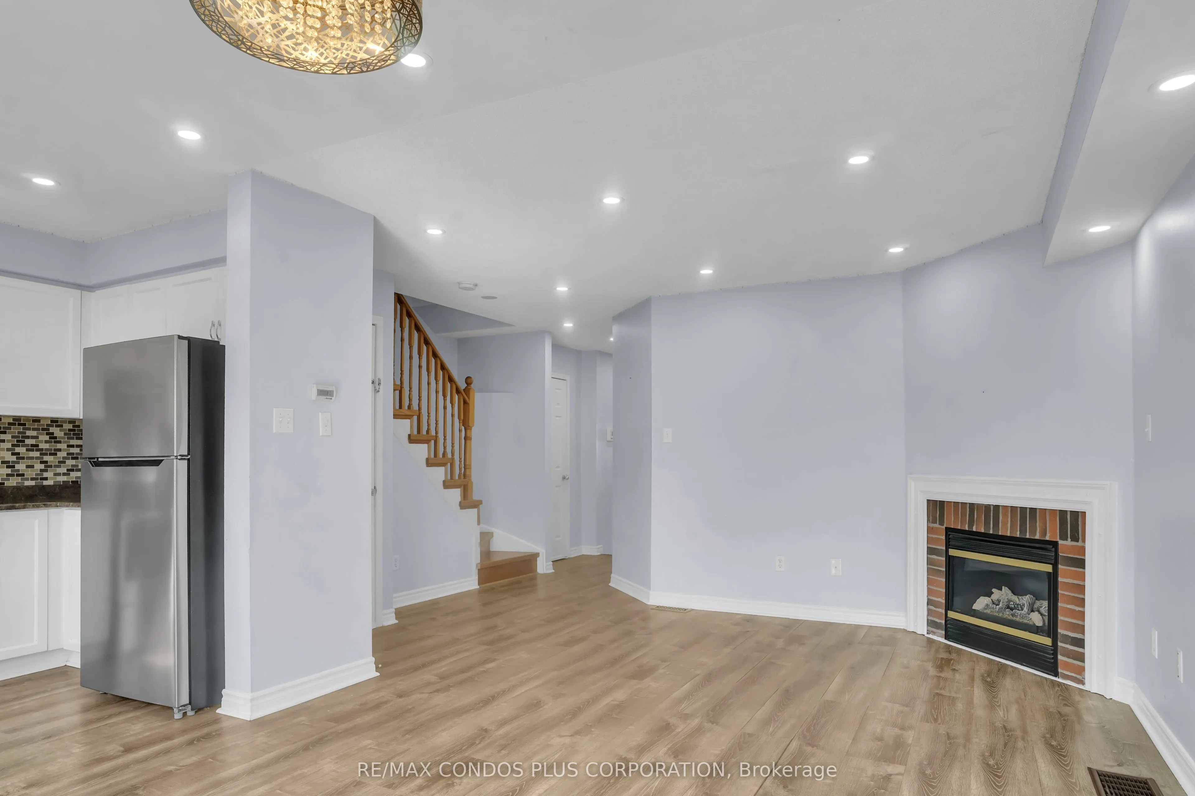 60 Twin Pines Crescent, #UPPER