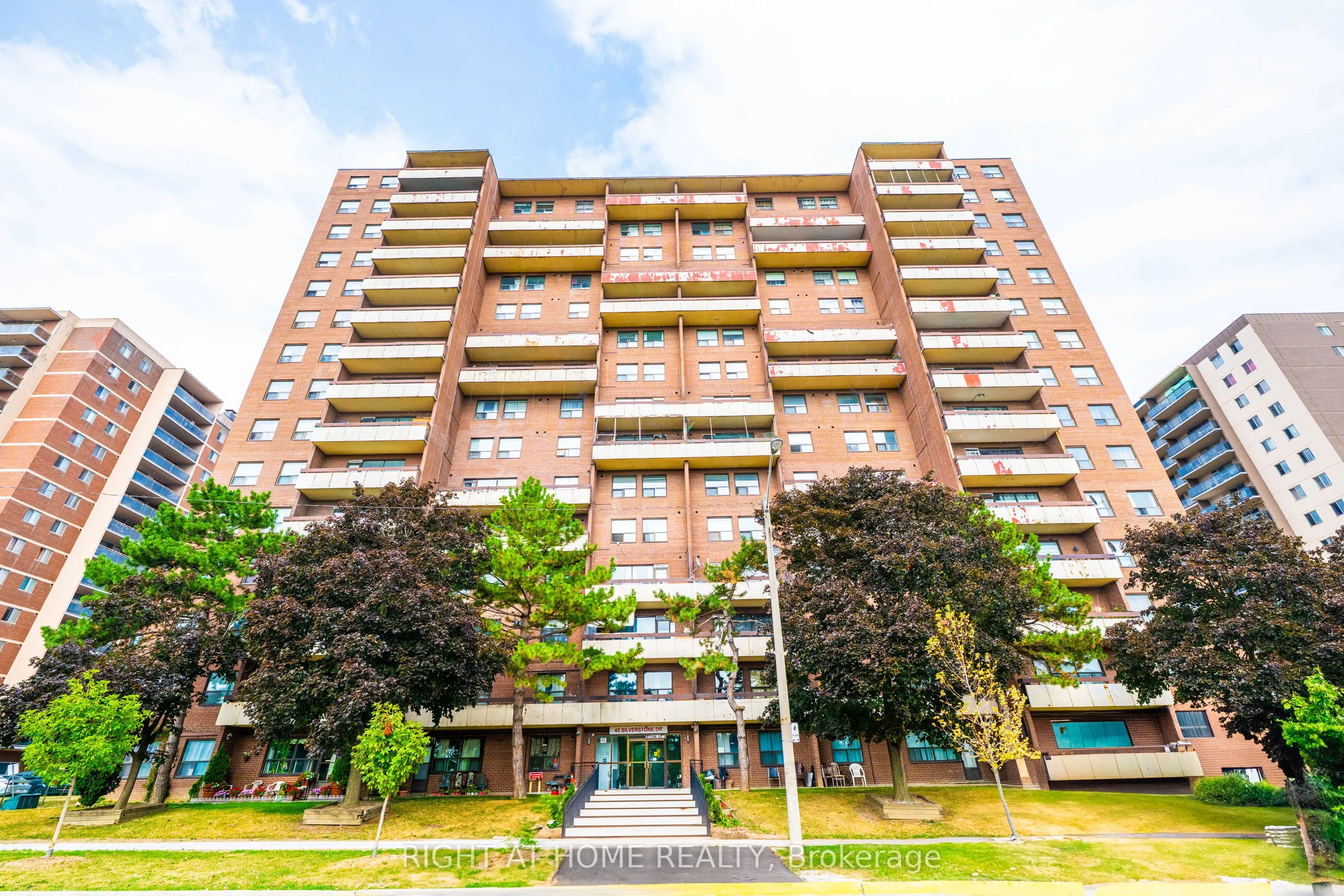 45 Silverstone Drive, #909
