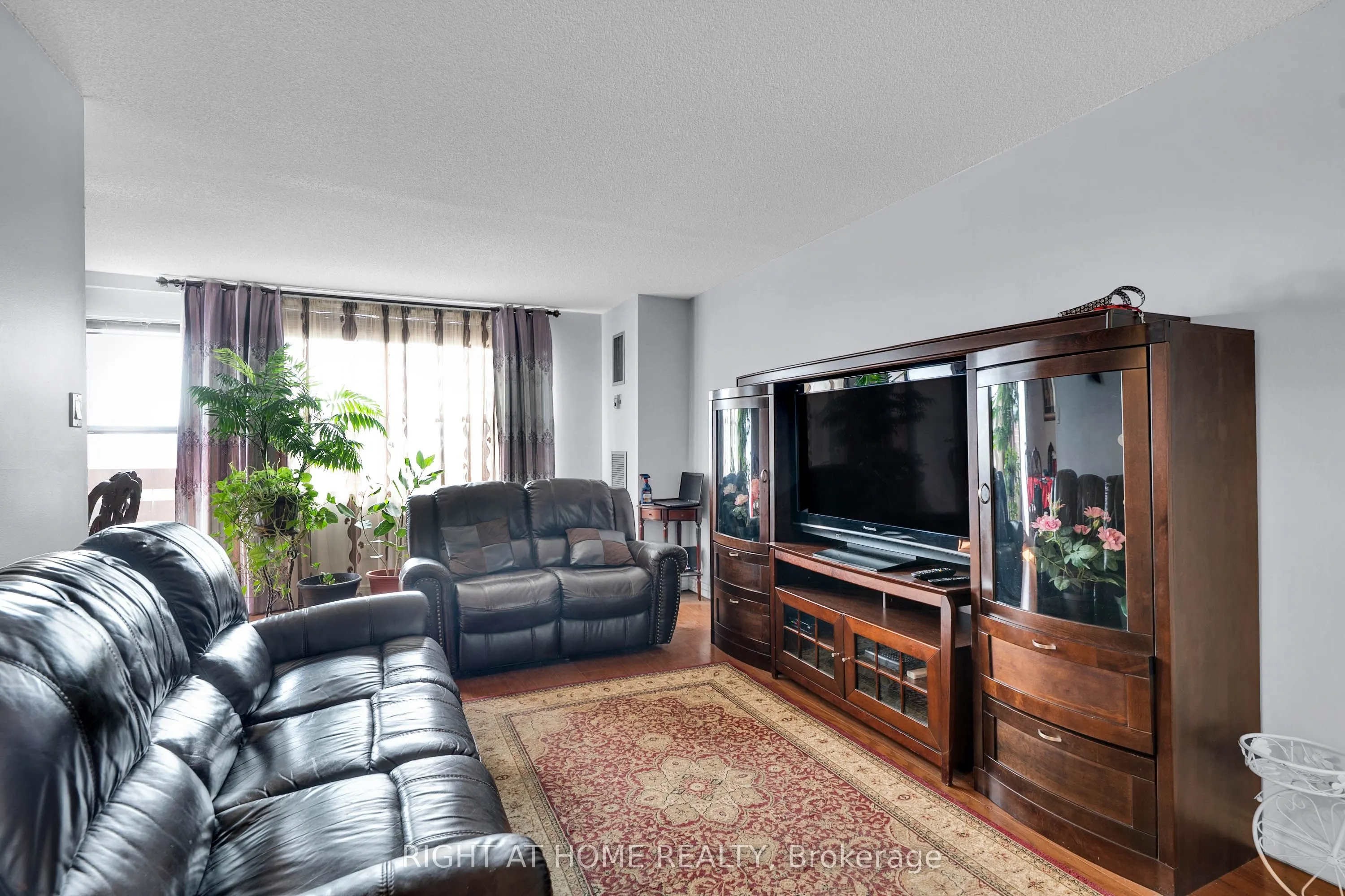 45 Silverstone Drive, #909