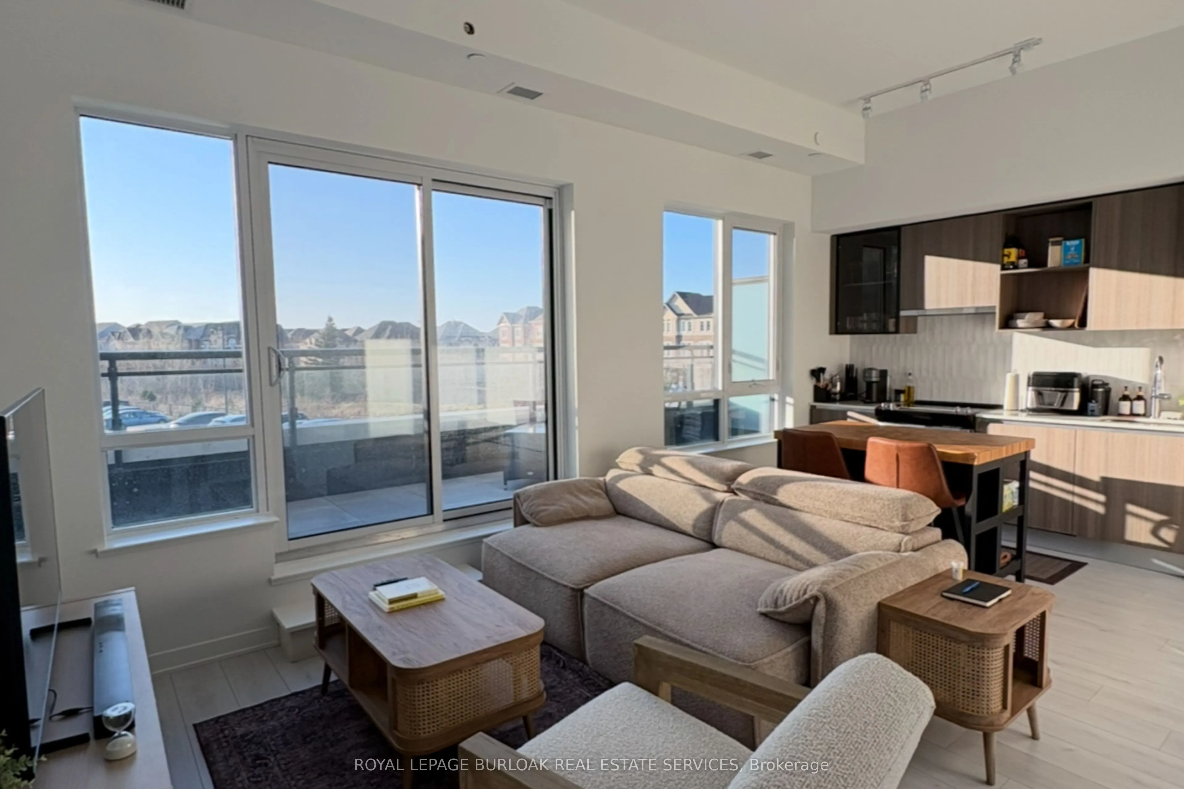 395 Dundas Street, #206