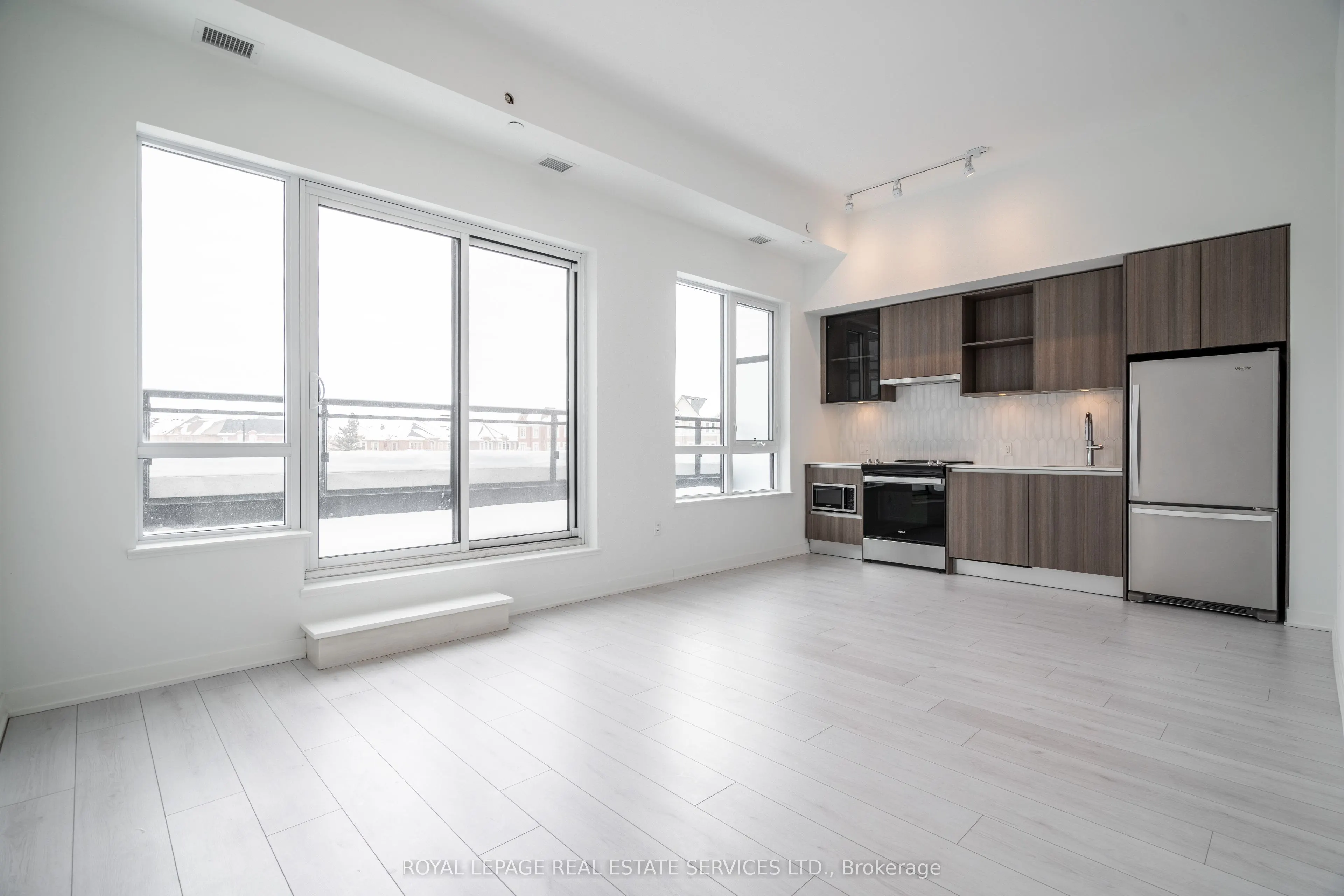 395 Dundas Street, #206
