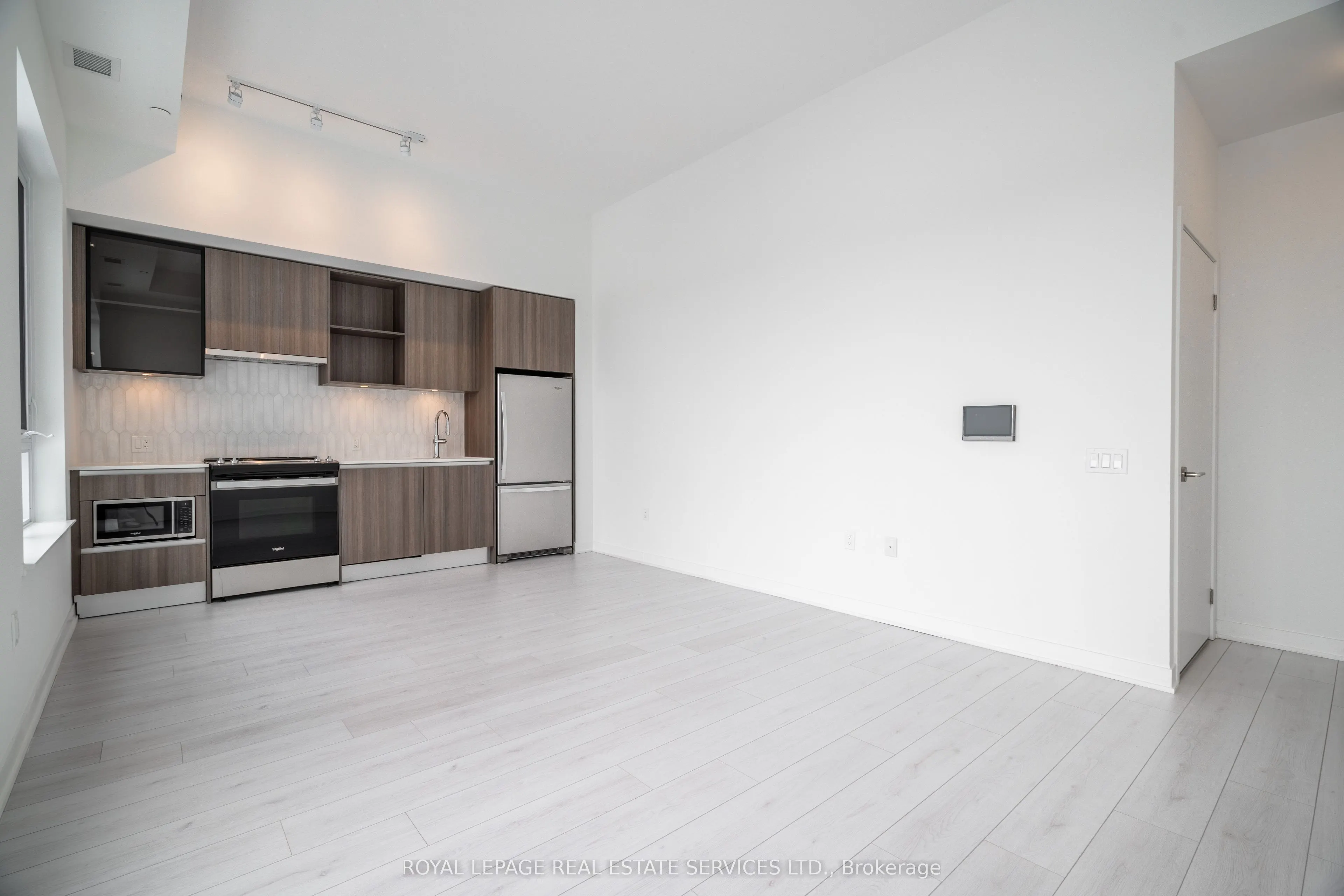 395 Dundas Street, #206