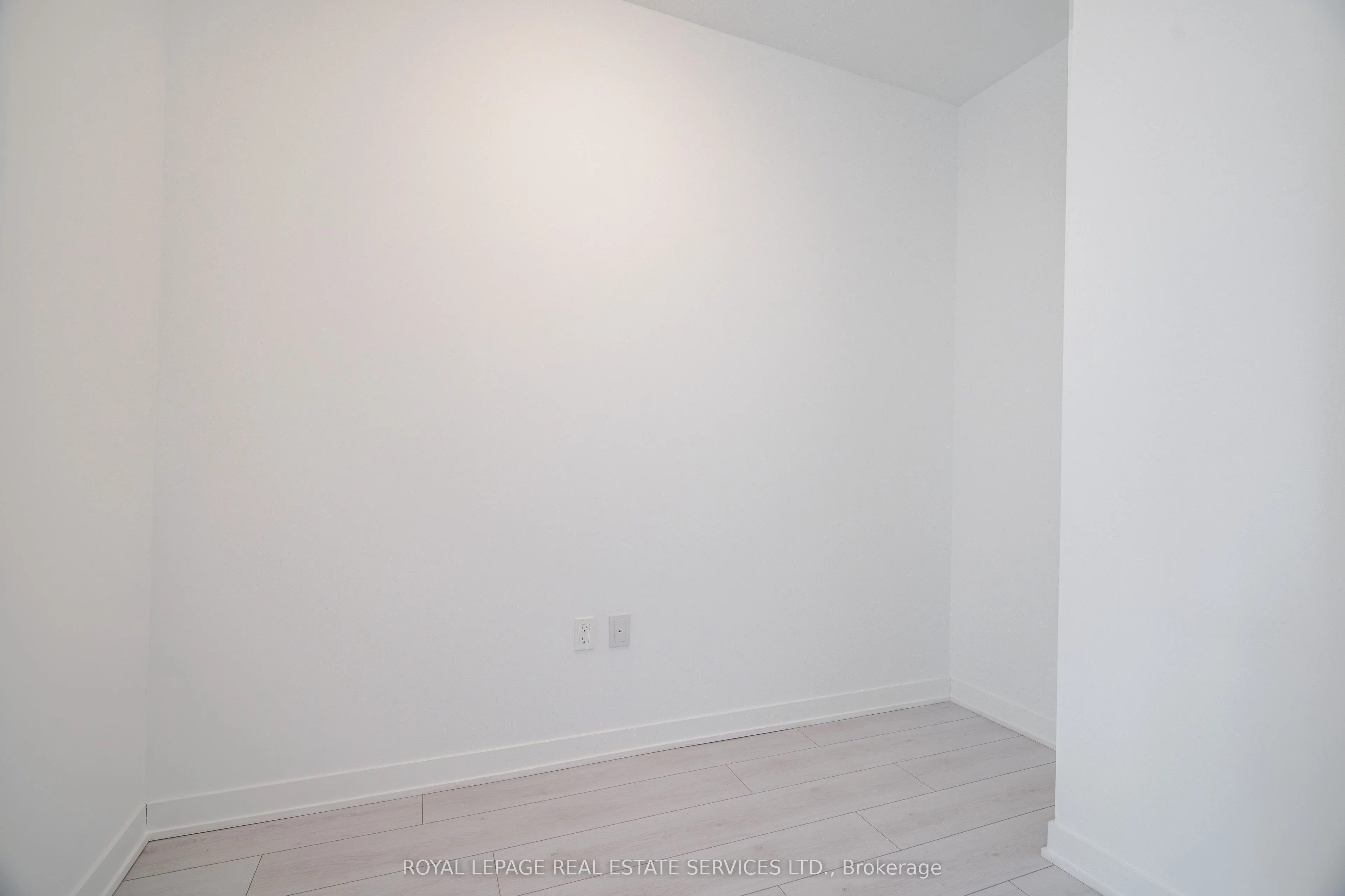 395 Dundas Street, #206