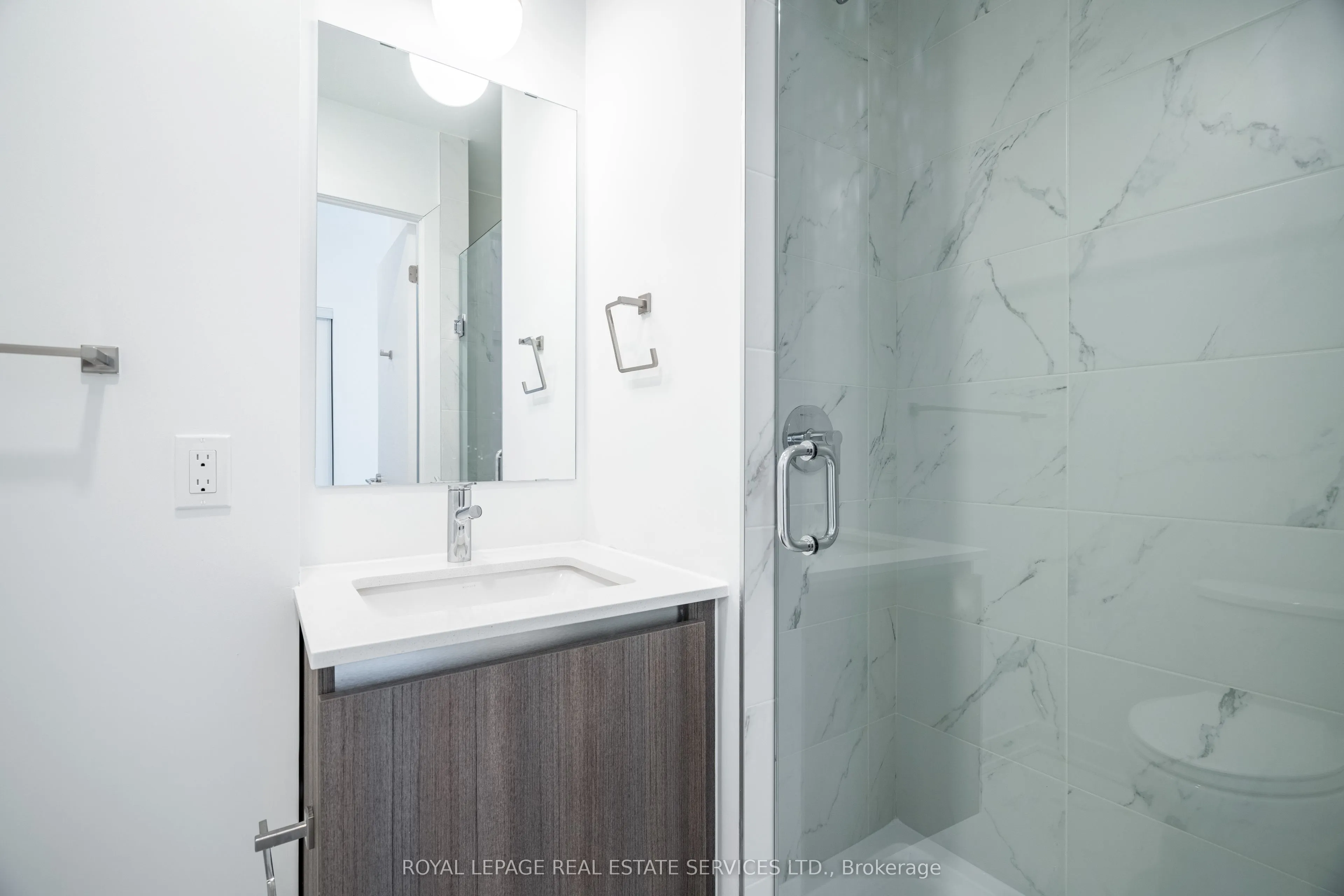 395 Dundas Street, #206