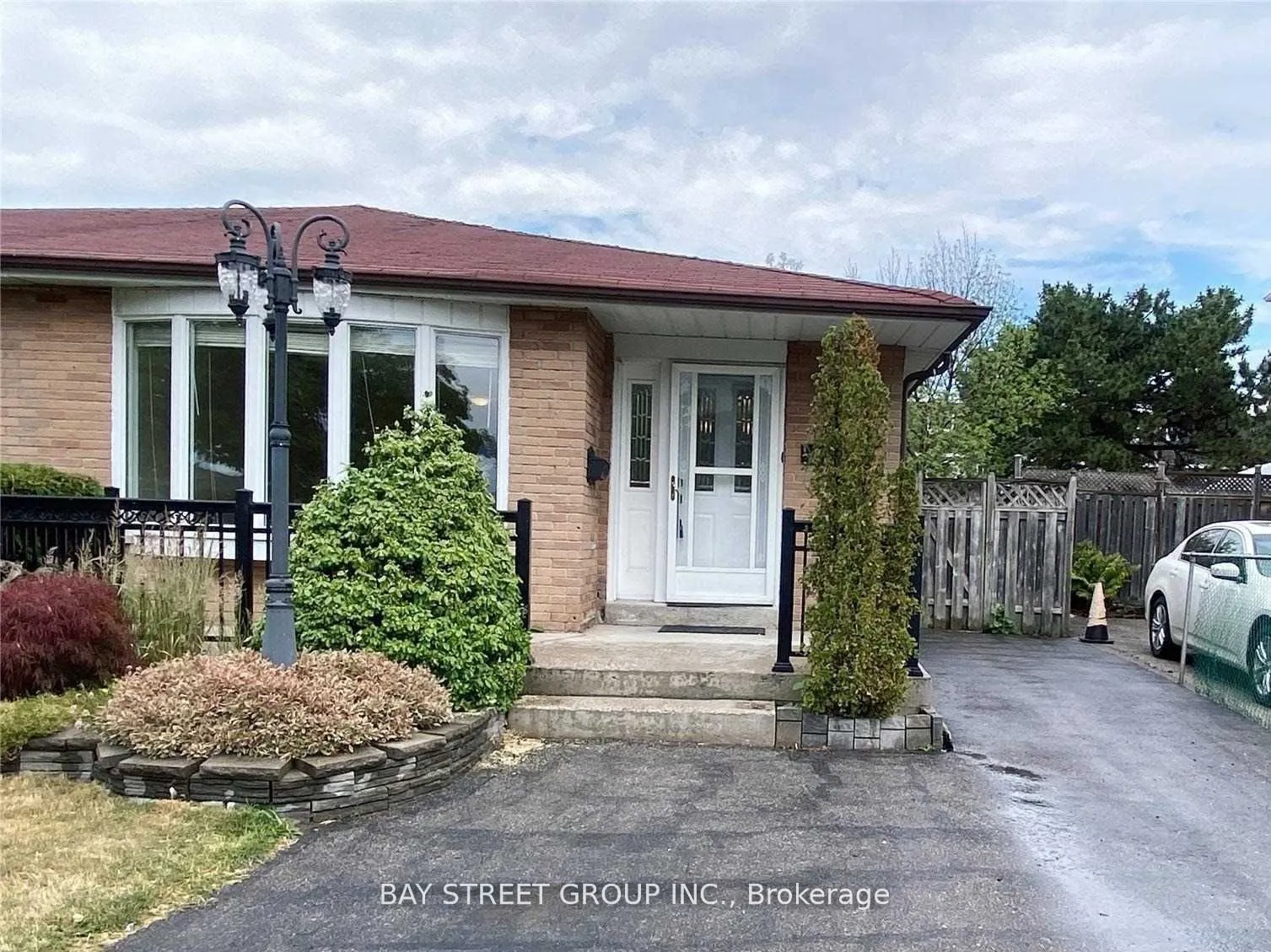 841 Consort Crescent