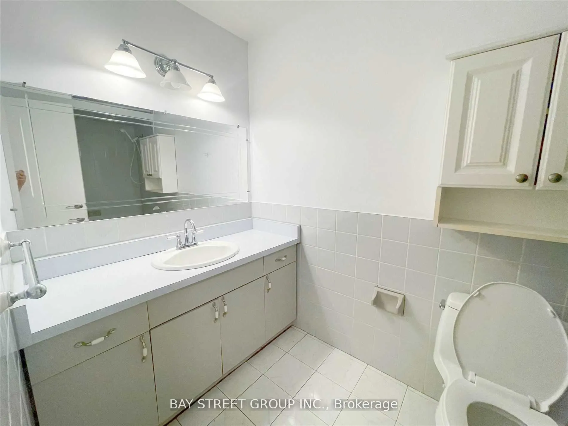 841 Consort Crescent