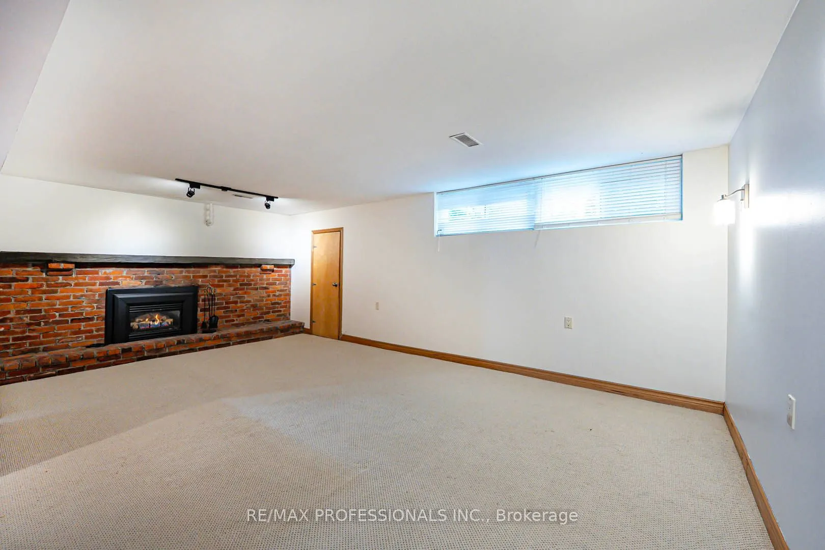 1784 Sandgate Crescent