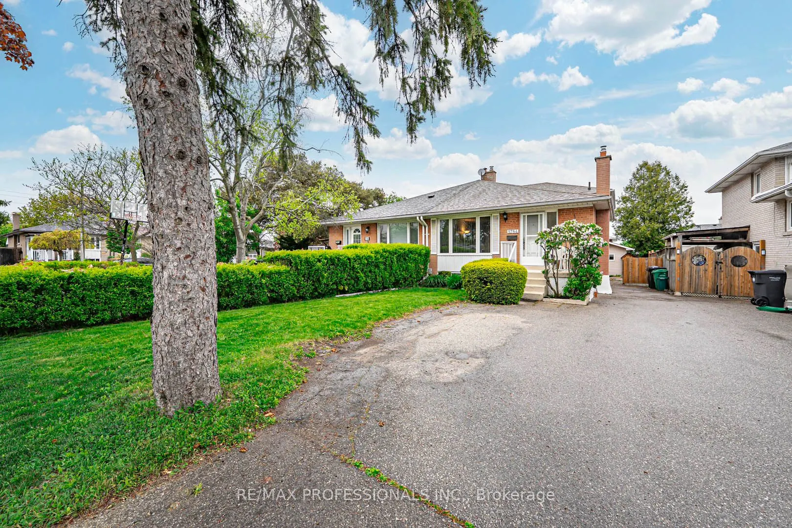1784 Sandgate Crescent