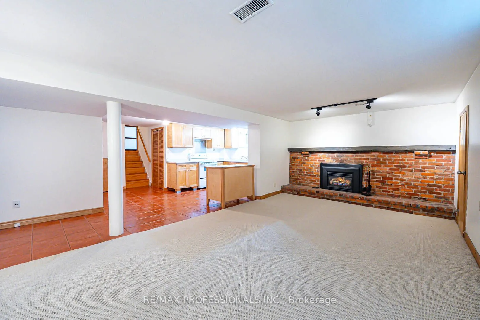 1784 Sandgate Crescent
