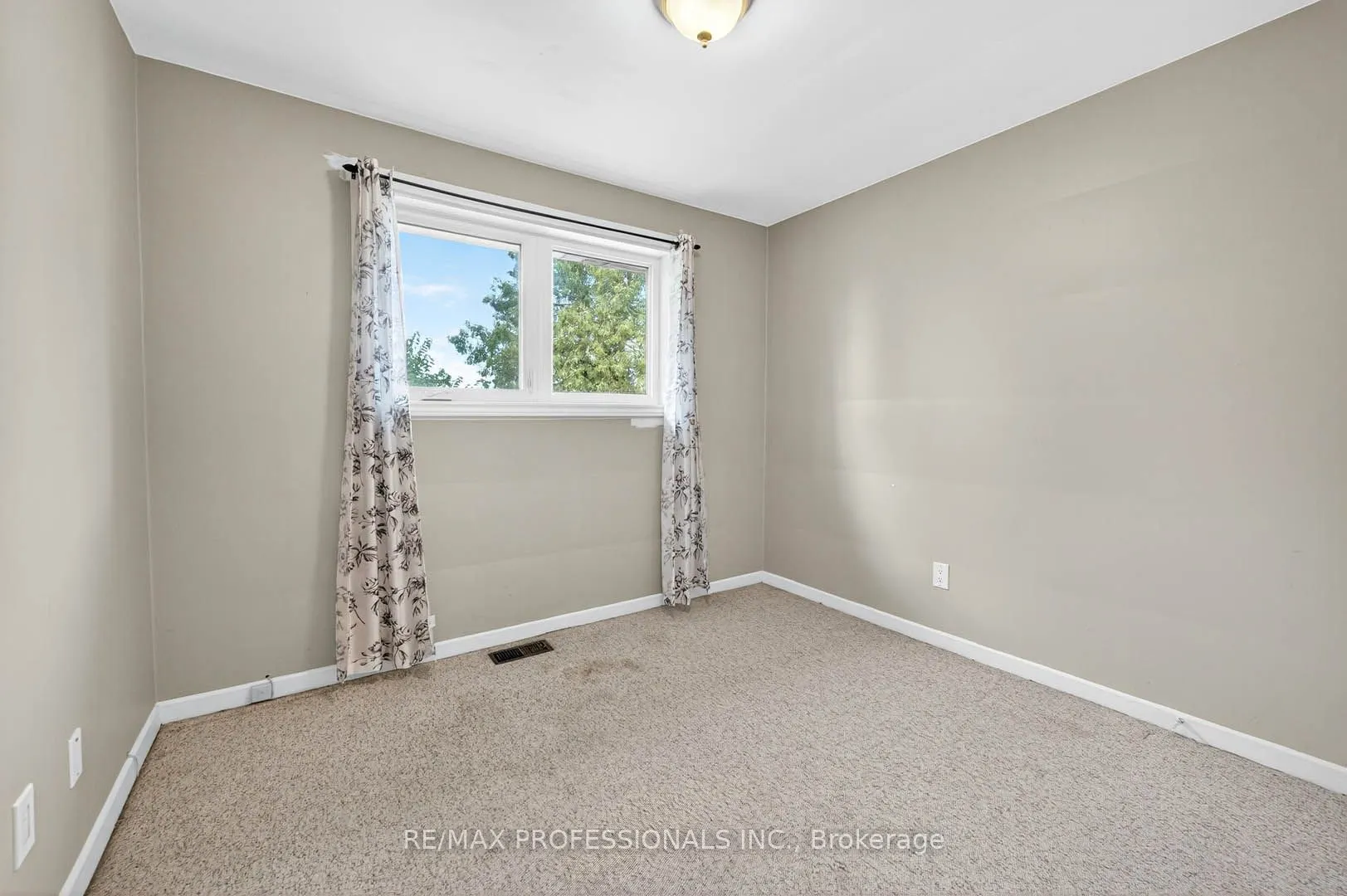 1784 Sandgate Crescent