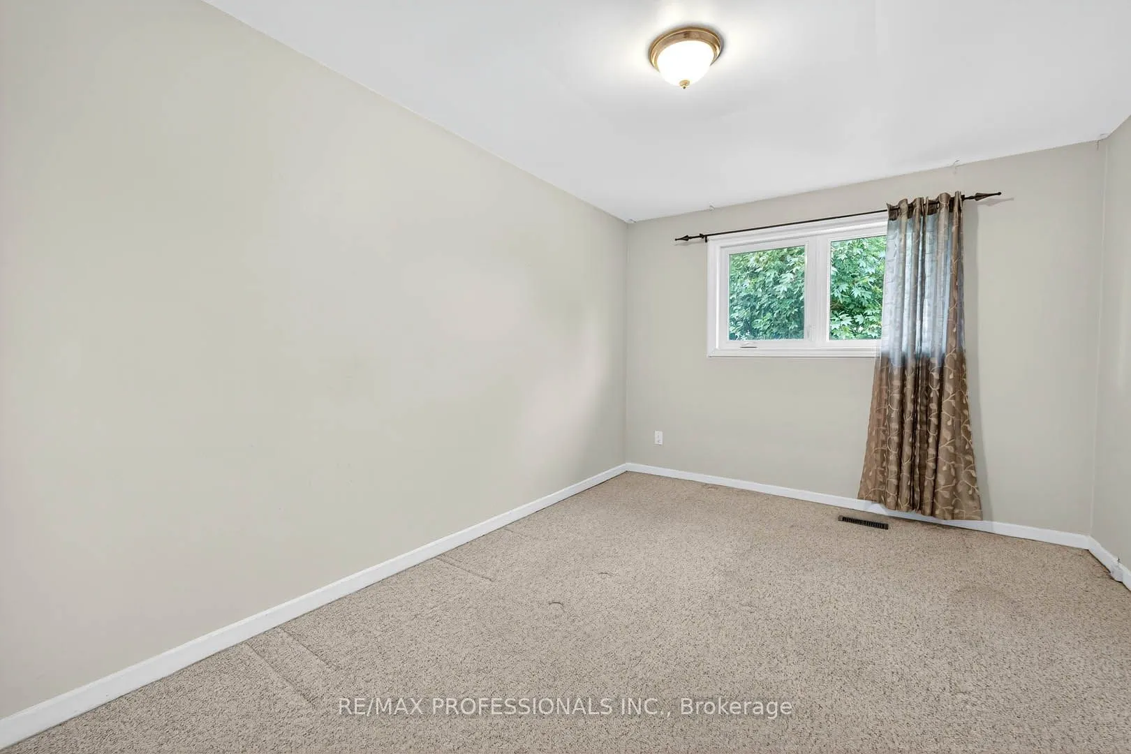 1784 Sandgate Crescent