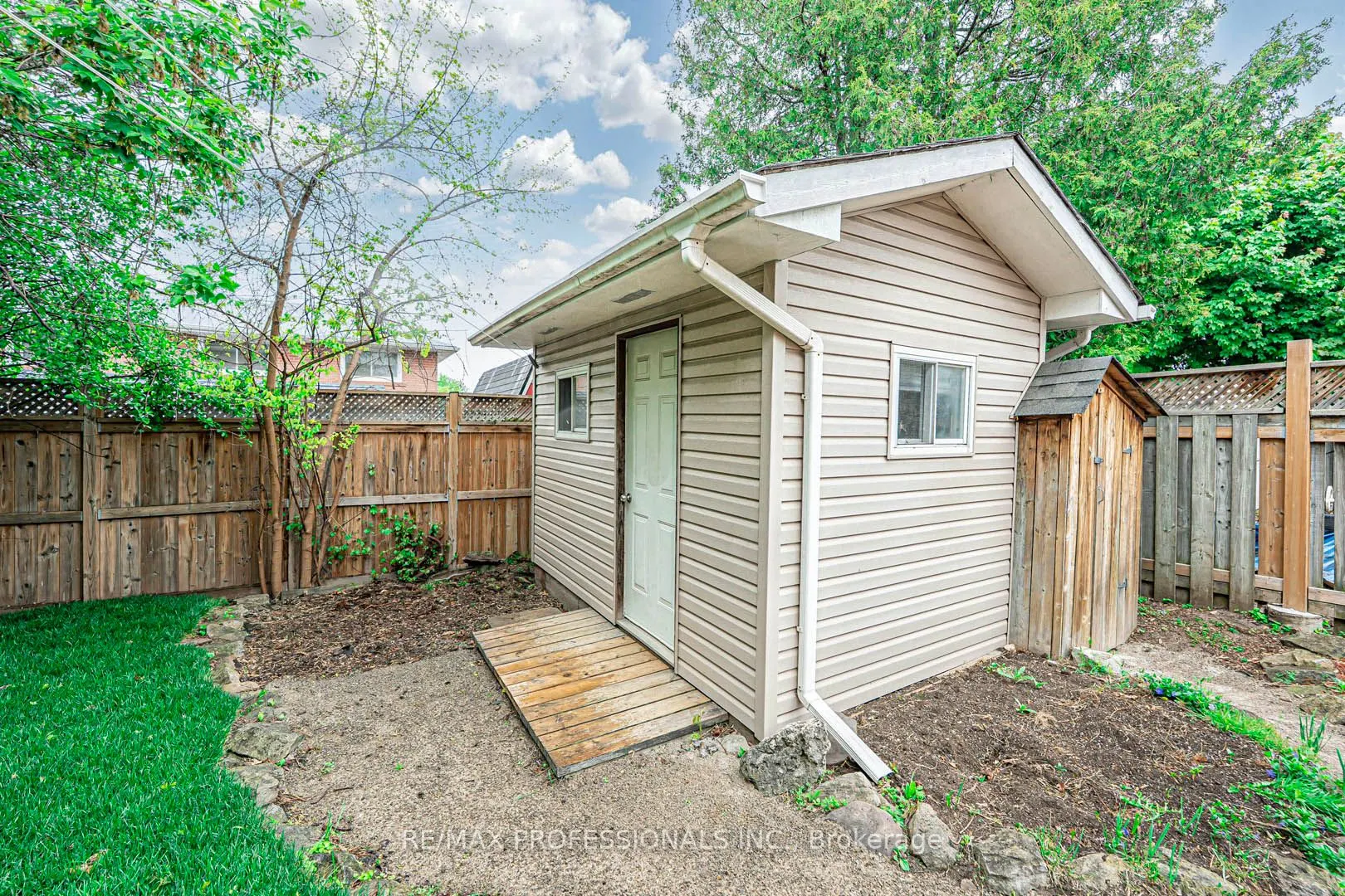 1784 Sandgate Crescent