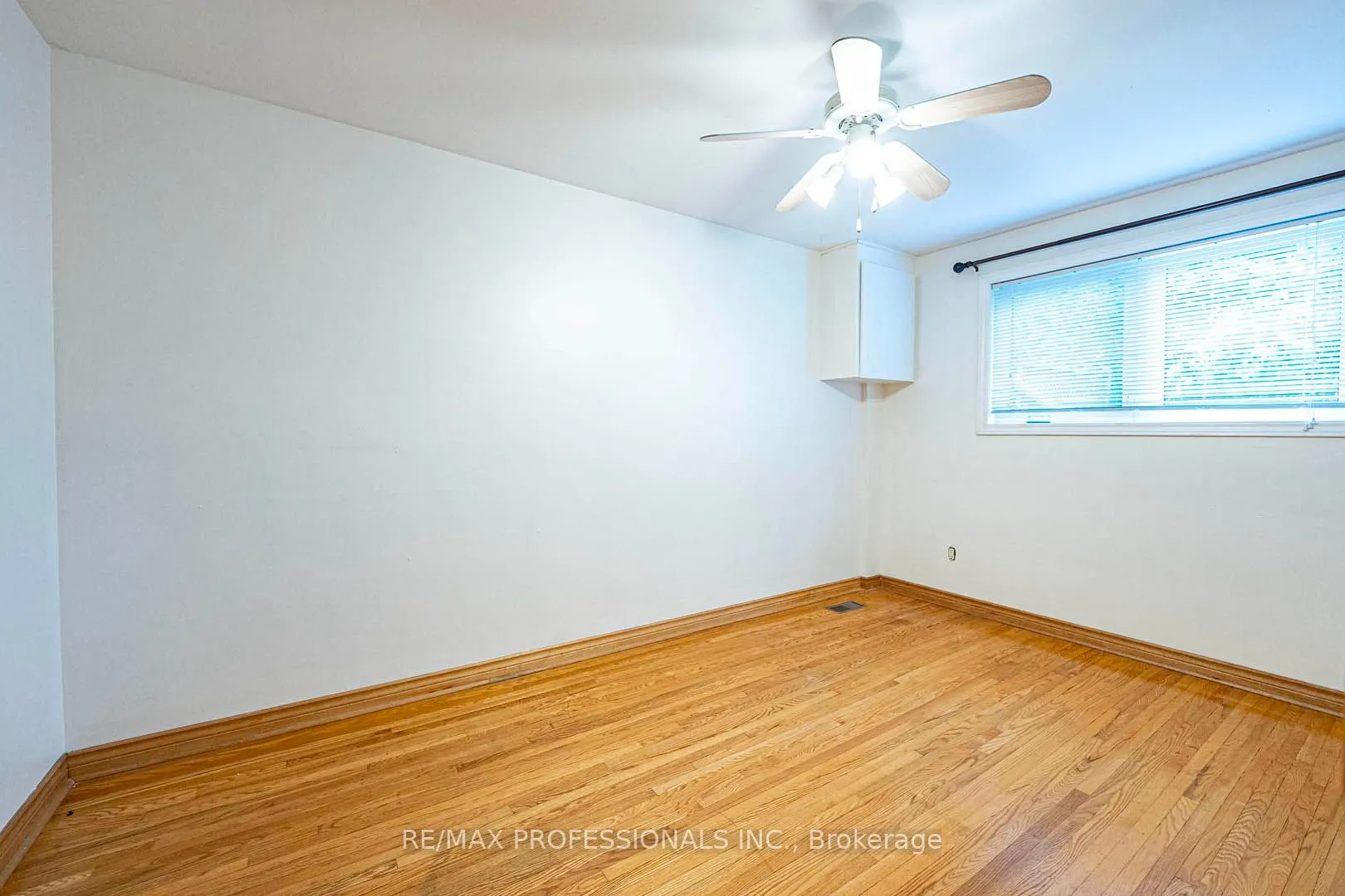 1784 Sandgate Crescent
