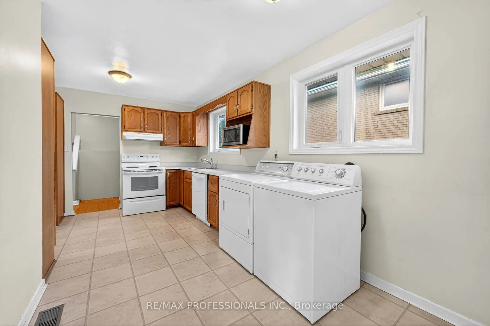 1784 Sandgate Crescent