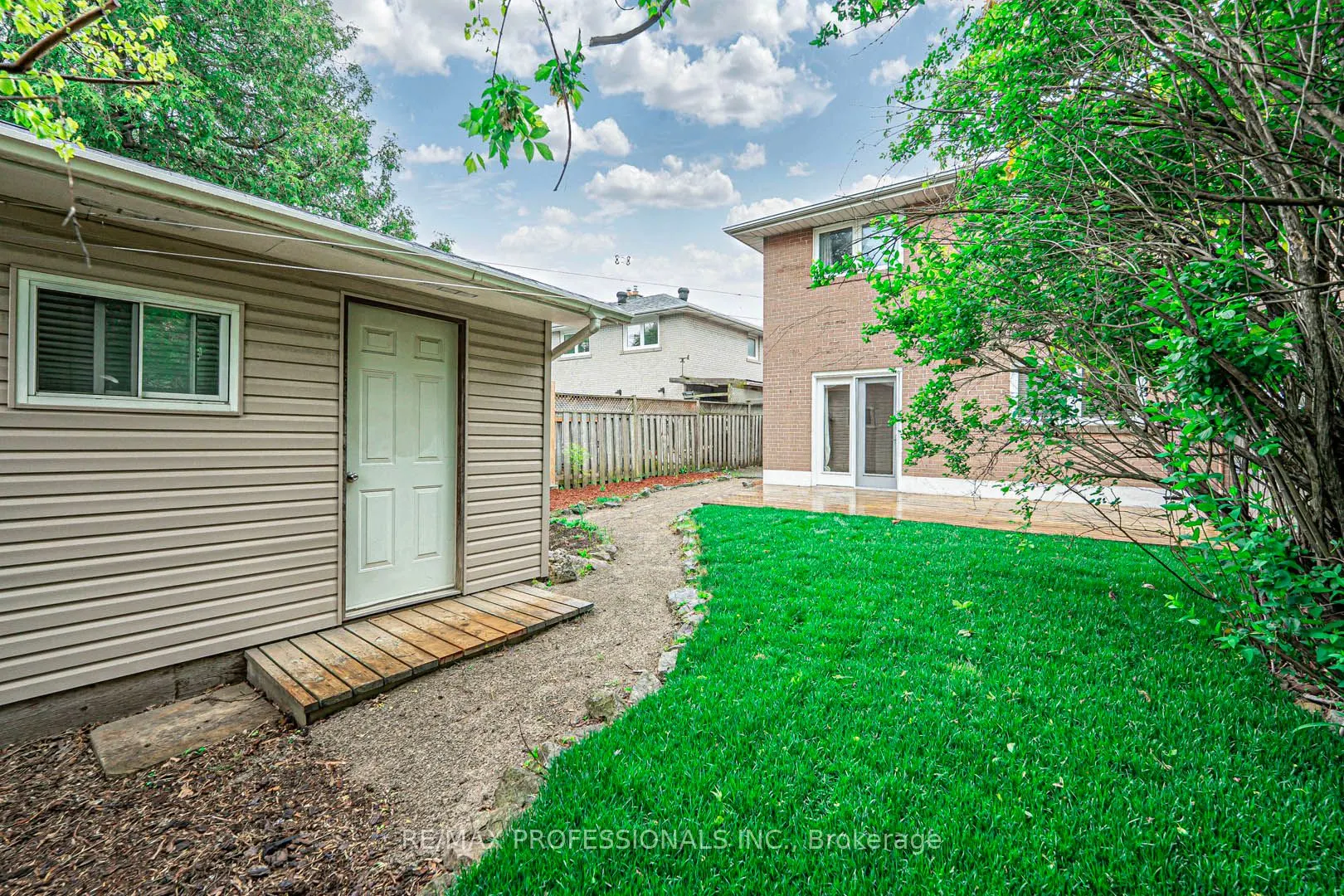 1784 Sandgate Crescent