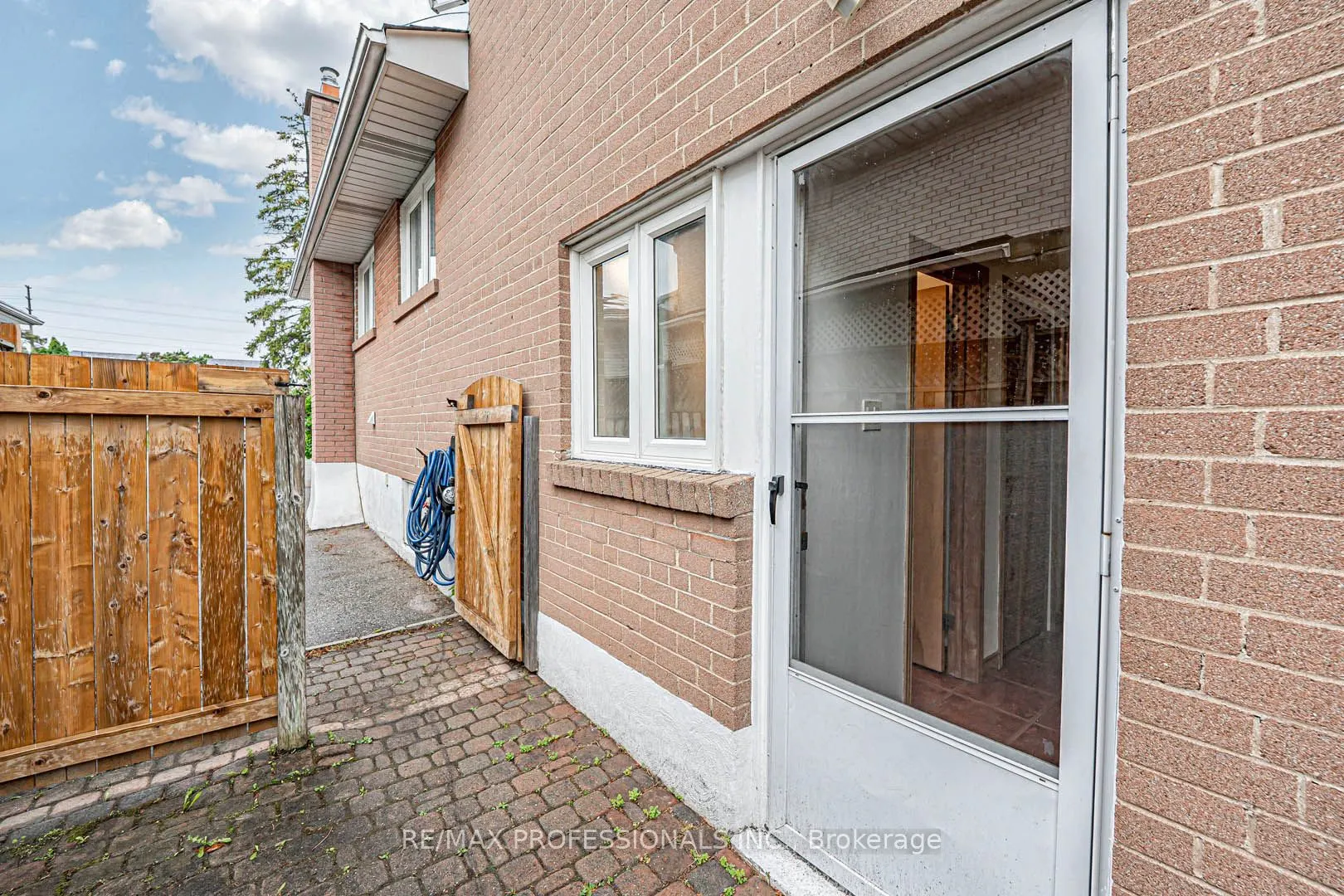 1784 Sandgate Crescent