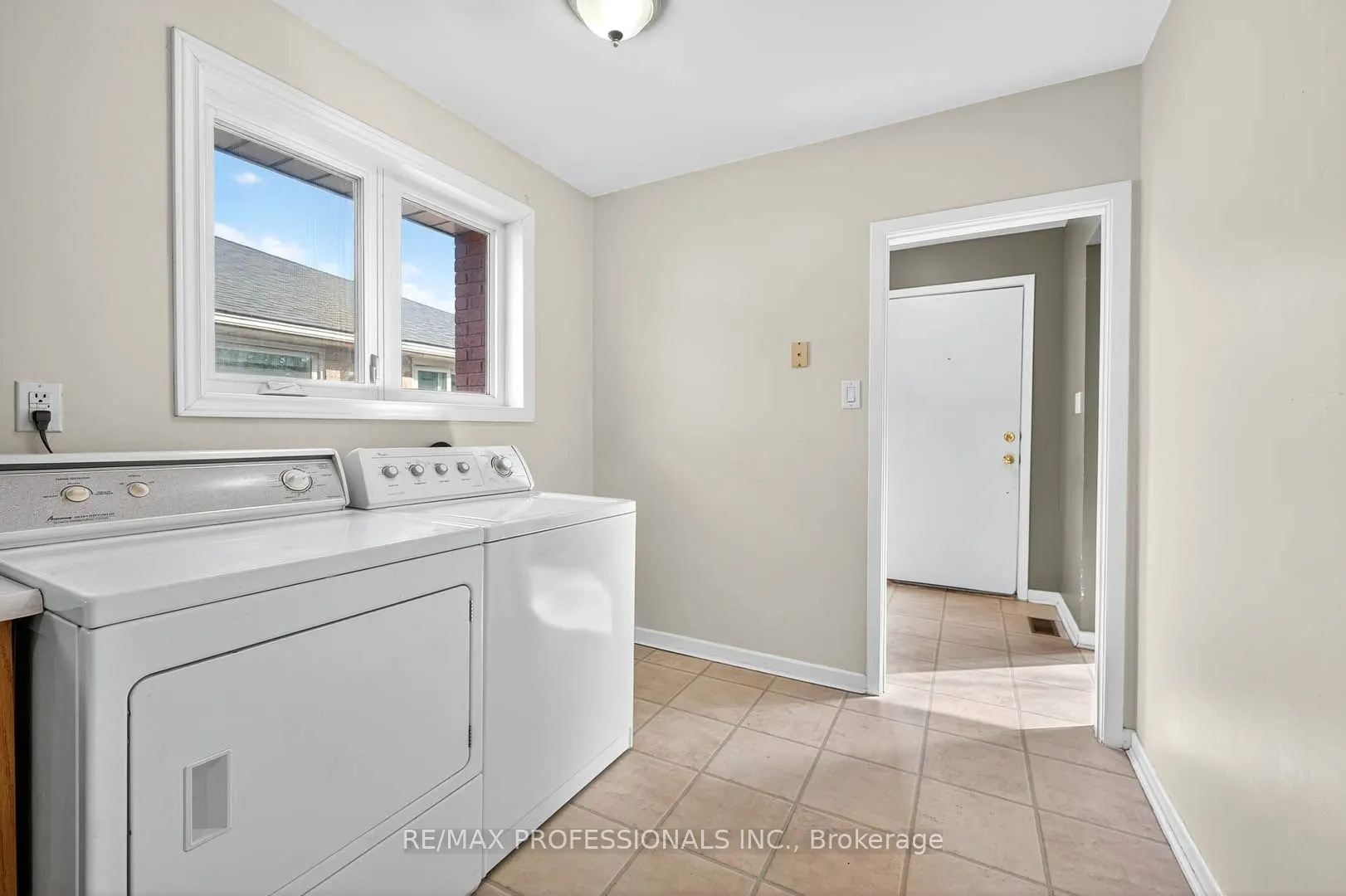 1784 Sandgate Crescent