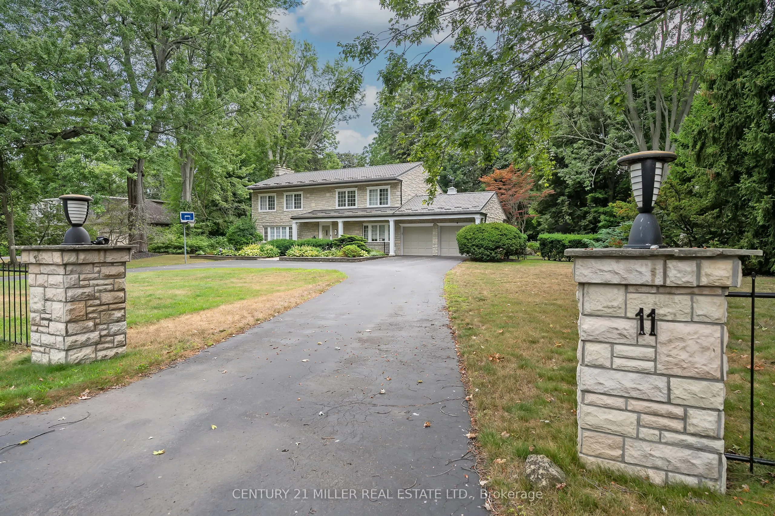 11 Colonial Crescent