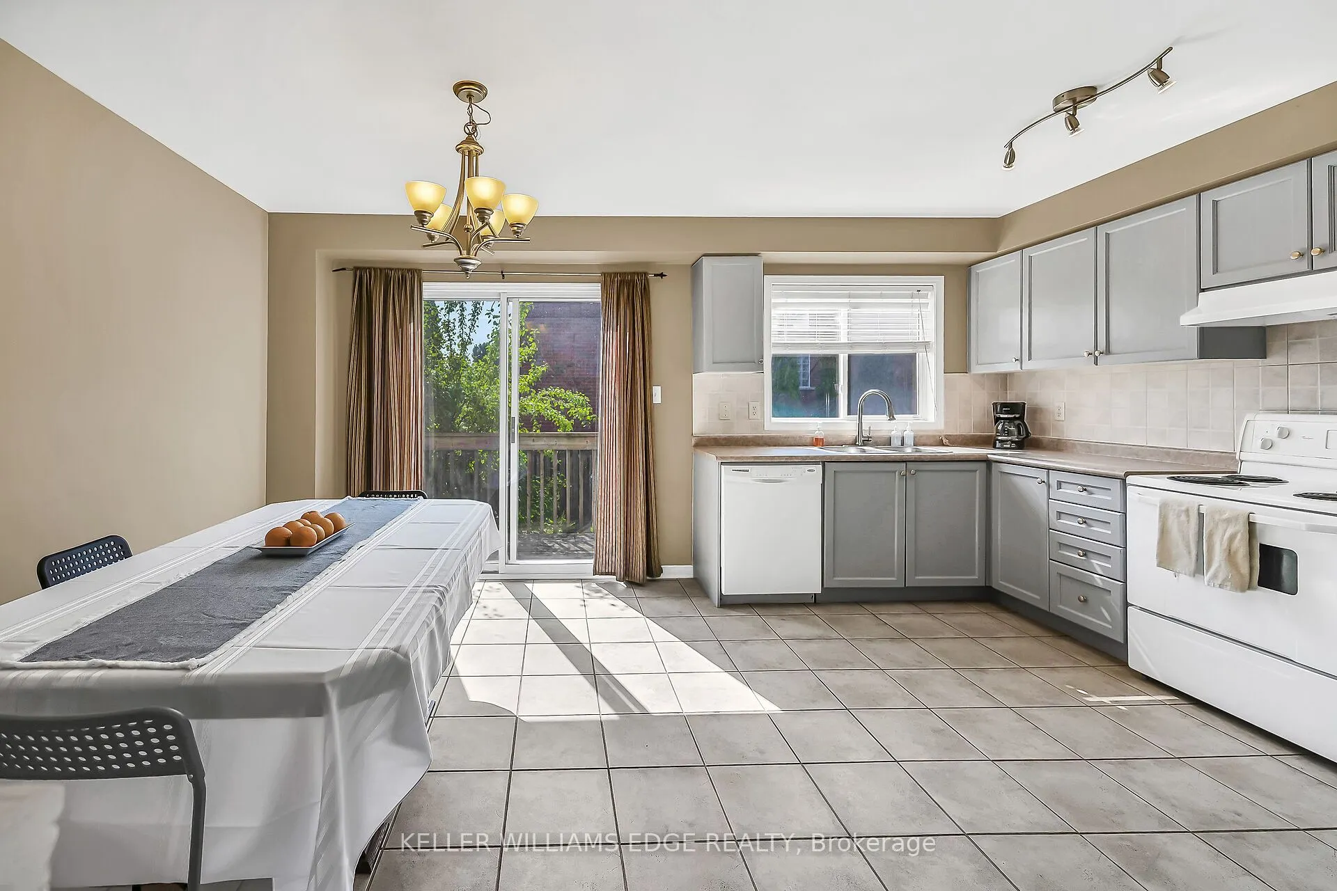 5648 Evelyn Lane