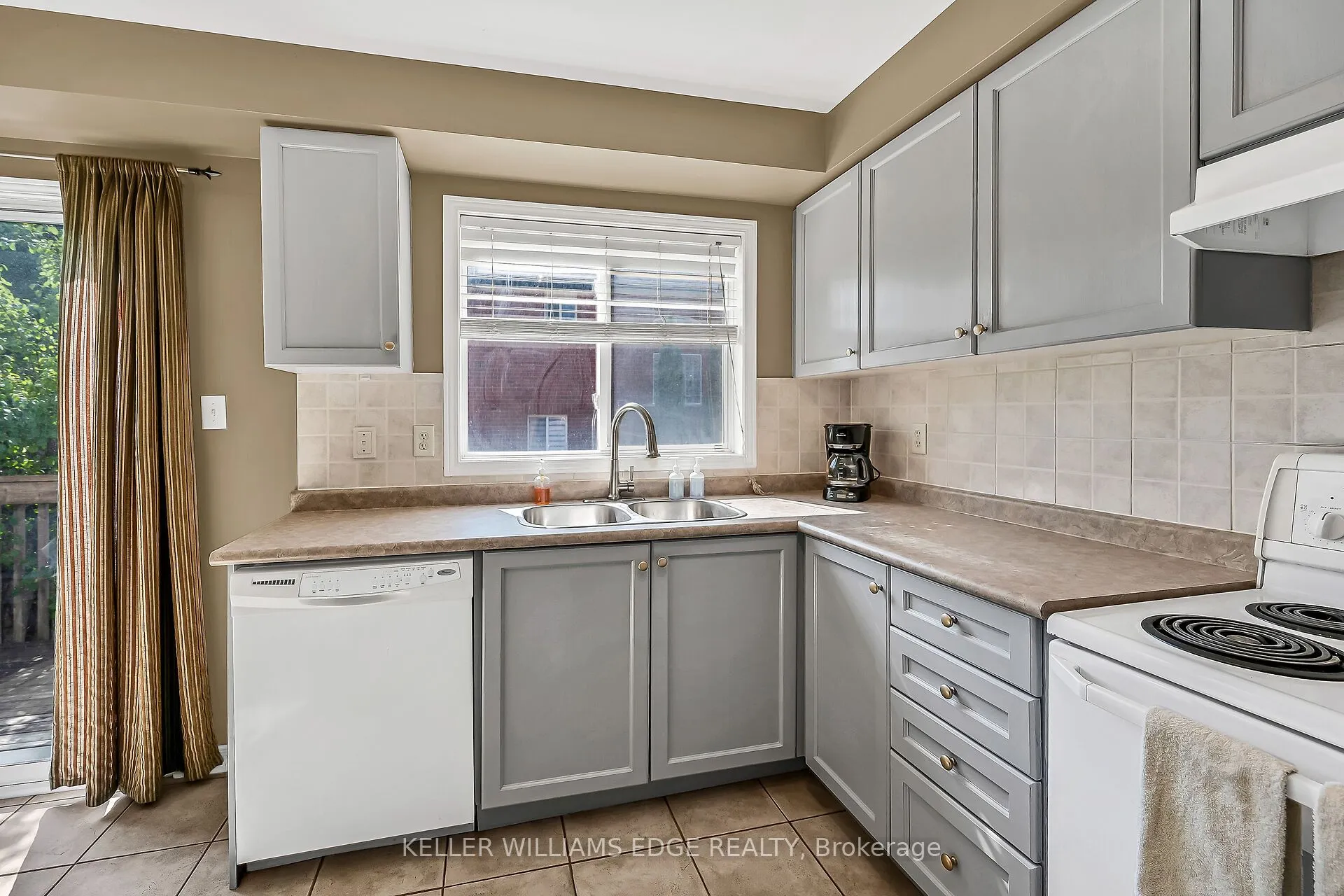 5648 Evelyn Lane