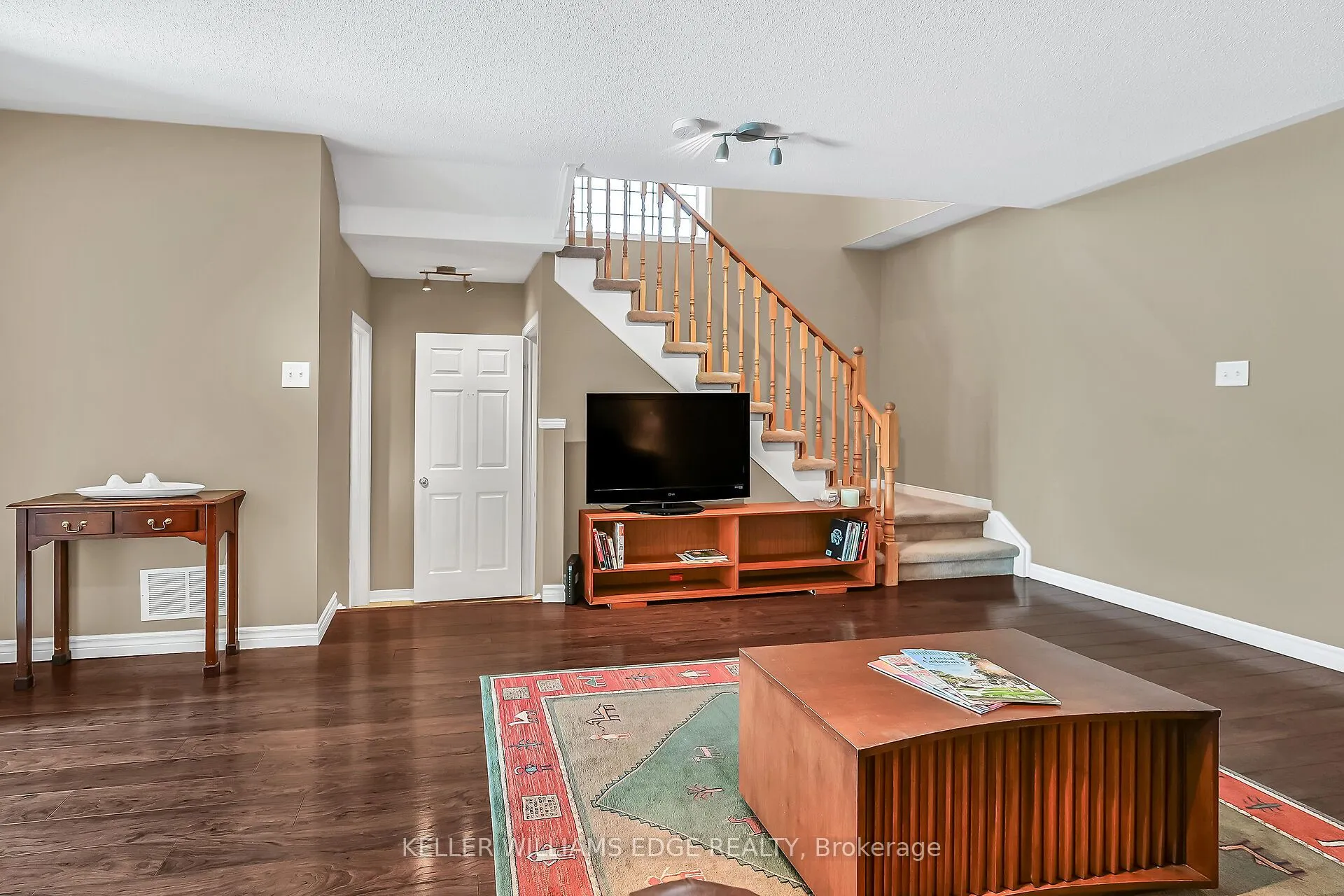 5648 Evelyn Lane