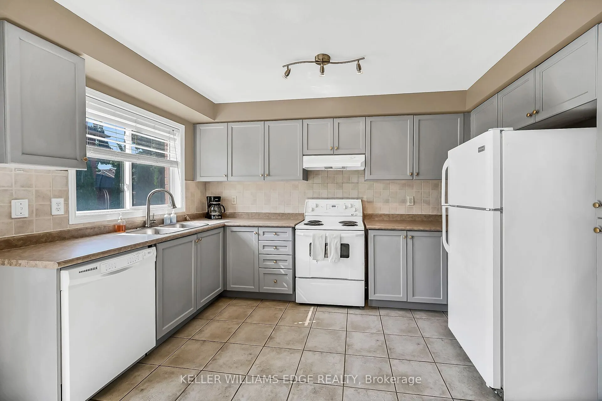 5648 Evelyn Lane