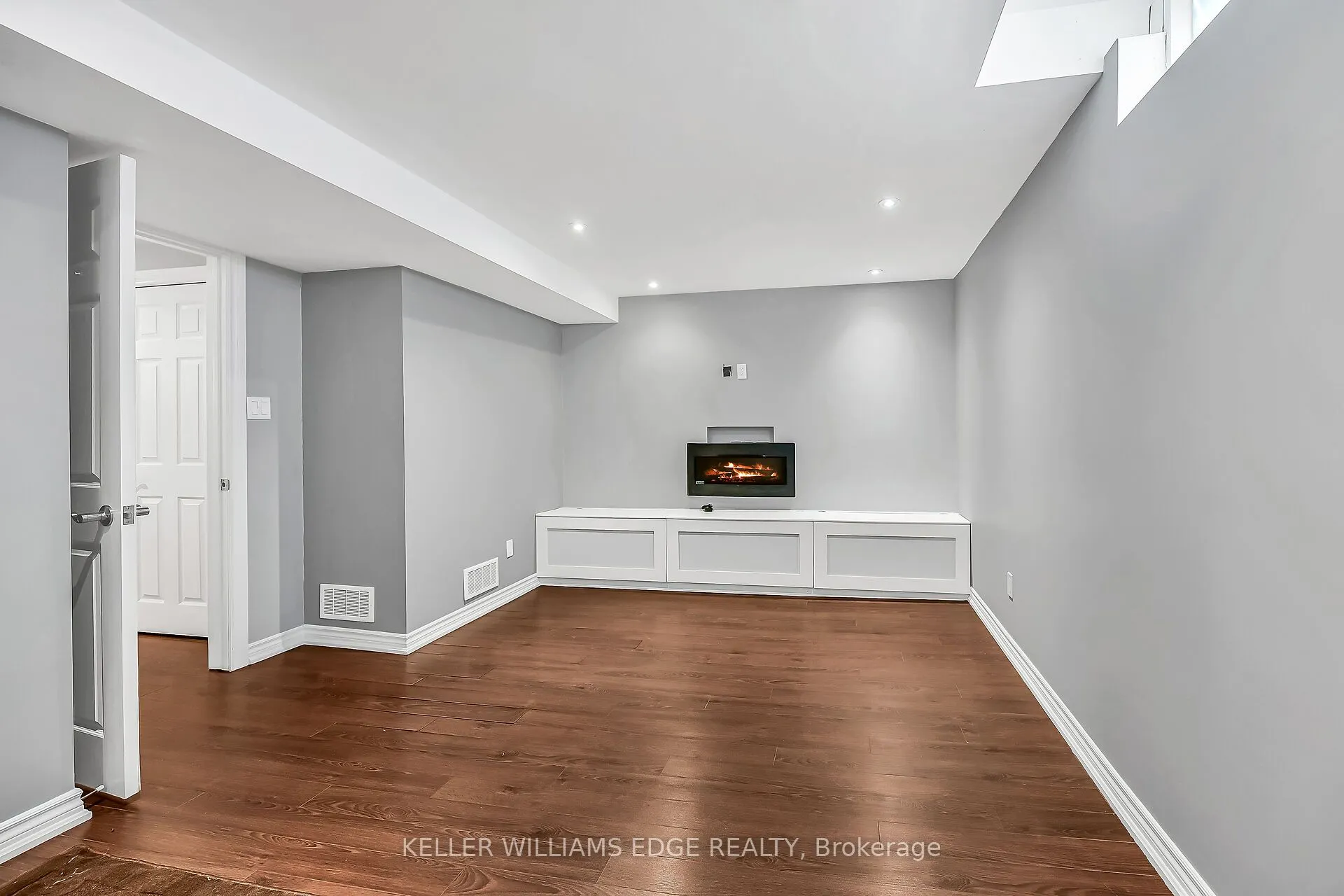 5648 Evelyn Lane